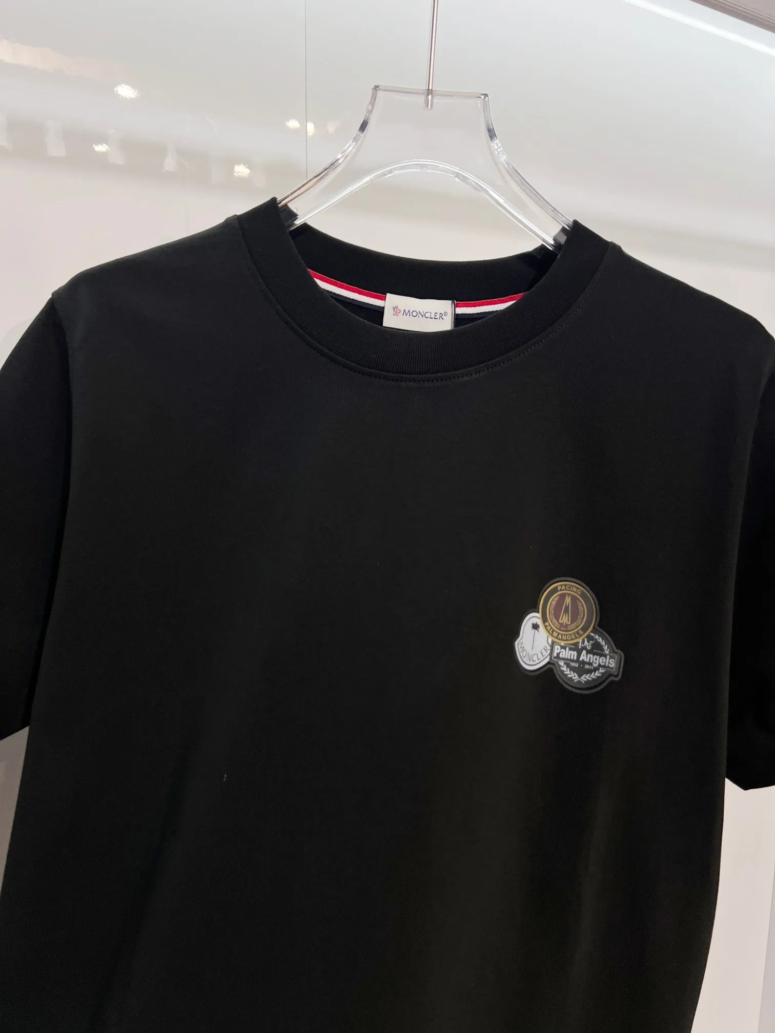 P150 MONCLER/Muzzled 300g pure cotton round neck short-sleeved T-shirt Brand classic Badge letter LOGO embossed process 2025ss official synchronization High version High quality Fashionable personality Versatile trend Pure original quality Original fabric Hang tag Collar label Washed wheat Complete three standards Color: Black. White. Size: S M L XL XXL