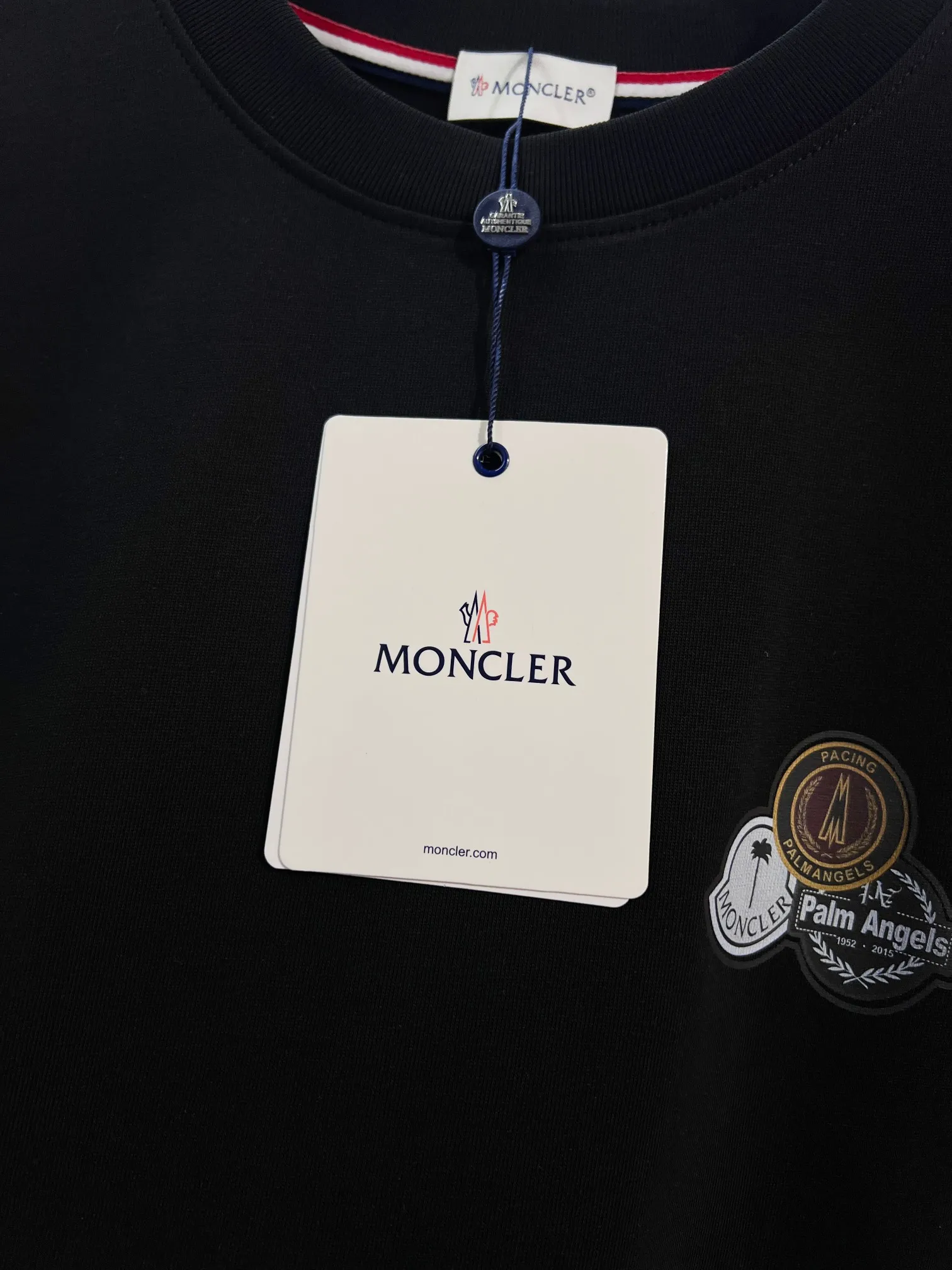 P150 MONCLER/Muzzled 300g pure cotton round neck short-sleeved T-shirt Brand classic Badge letter LOGO embossed process 2025ss official synchronization High version High quality Fashionable personality Versatile trend Pure original quality Original fabric Hang tag Collar label Washed wheat Complete three standards Color: Black. White. Size: S M L XL XXL