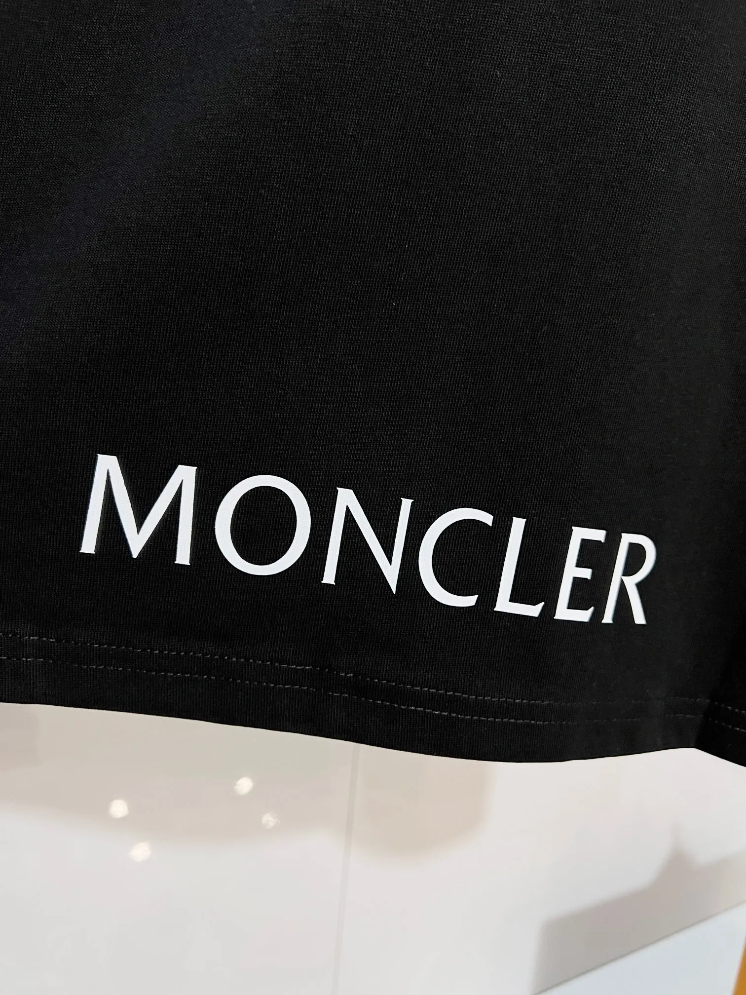 P150 MONCLER/Muzzled 300g pure cotton round neck short-sleeved T-shirt Brand classic Badge letter LOGO embossed process 2025ss official synchronization High version High quality Fashionable personality Versatile trend Pure original quality Original fabric Hang tag Collar label Washed wheat Complete three standards Color: Black. White. Size: S M L XL XXL