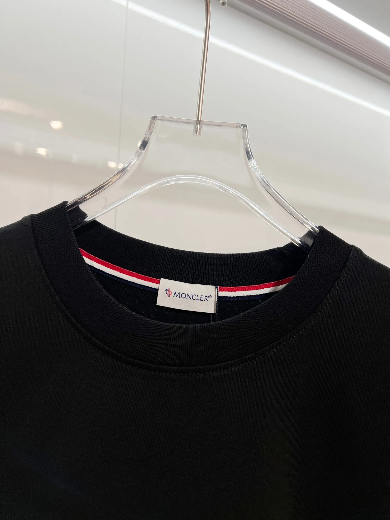P150 MONCLER/Muzzled 300g pure cotton round neck short-sleeved T-shirt Brand classic Badge letter LOGO embossed process 2025ss official synchronization High version High quality Fashionable personality Versatile trend Pure original quality Original fabric Hang tag Collar label Washed wheat Complete three standards Color: Black. White. Size: S M L XL XXL