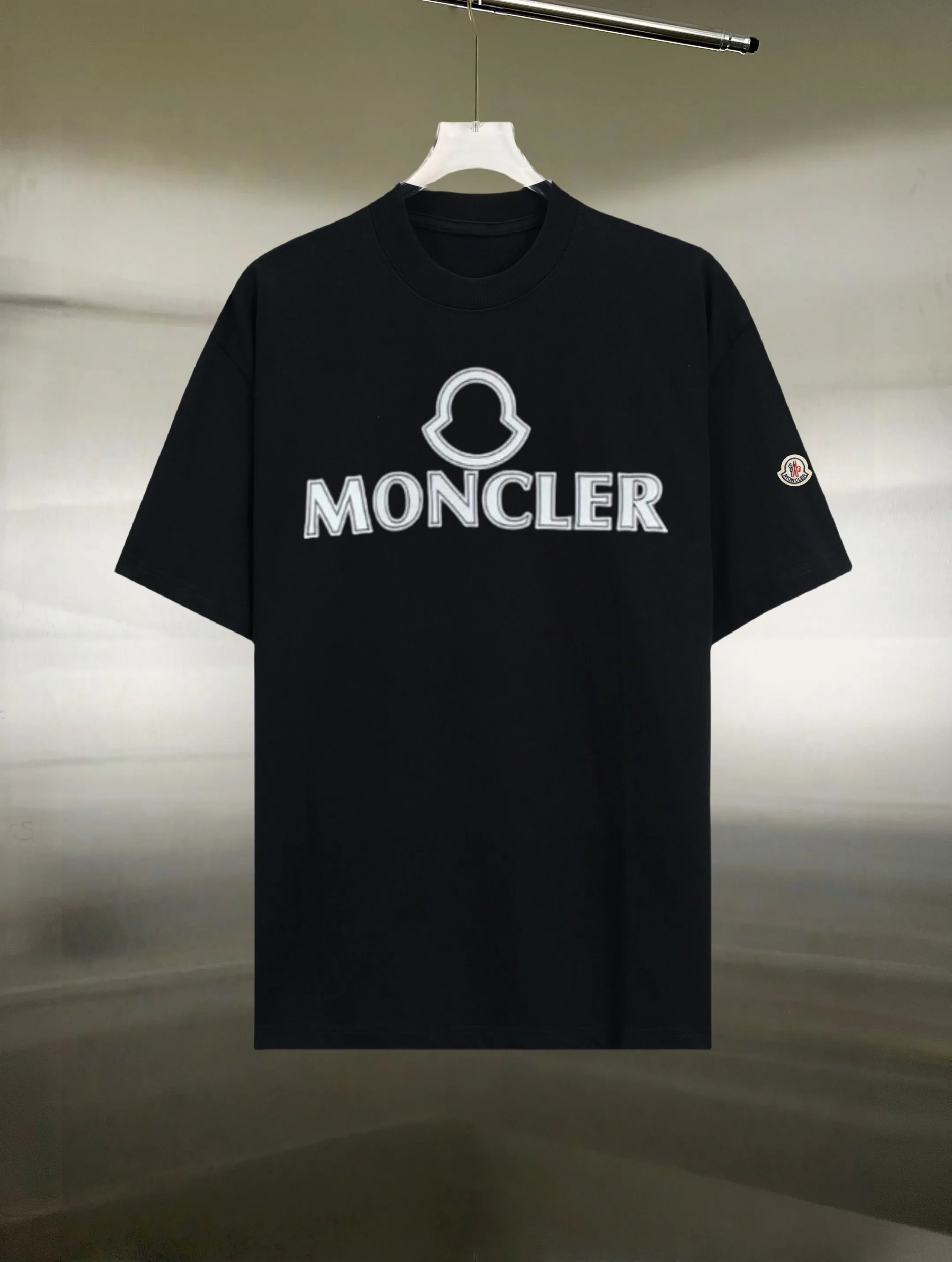 P130 Style: Moncler/muzzled short-sleeved T-shirt Fabric: 300g double yarn 100% cotton Rib: 320g Solona Process: Printing Color: White Black Size: S M L XL XXL No gender distinction, same style for men and women
