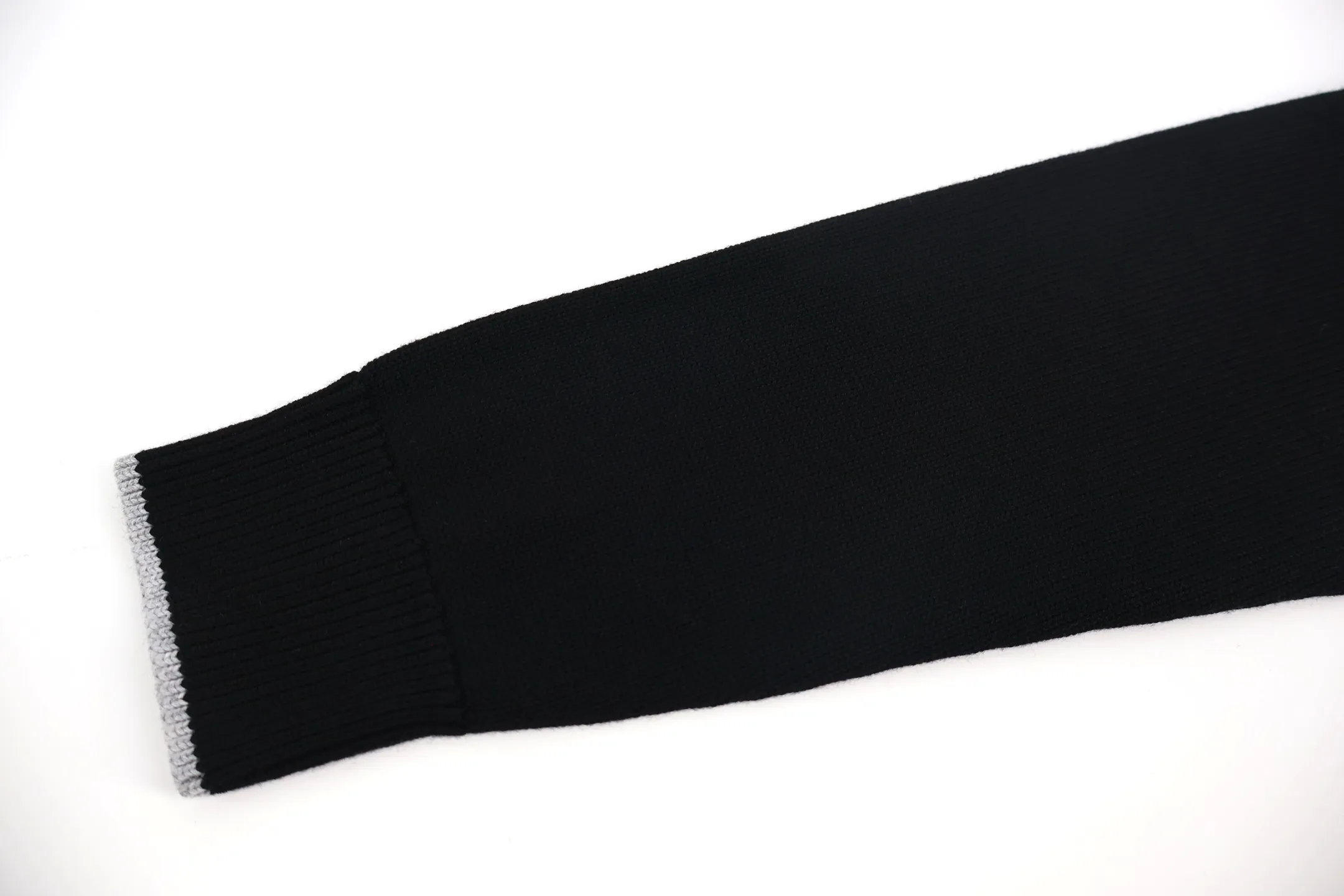 P470 Moncler logo turtleneck long-sleeved sweater (black) original version 4264 purchased and developed, weighing about 800 grams. This sweater adopts high-neck knitting technology, and the neck texture is tight and elastic, which is both warm and stylish. In terms of detailed craftsmanship, hollow knitting splicing technology is used on the shoulders, with fine texture and distinct layers, which enhances the design sense of the body; the contrasting rib technology on the cuffs and hem forms a soft contrast with the main color, improving the overall sophistication; the brand logo on the left arm uses three-dimensional embroidery technology, with precise stitching, highlighting the brand recognition. Made of high-quality knitted fabrics and made with fine weaving technology, it is skin-friendly, comfortable and has a crisp silhouette. From the warm design of the collar to the details of the embroidery, every craftsmanship reflects the brand's dual pursuit of quality and fashion. It is an autumn and winter item that combines practicality and design. Purchase the original version for development, order the color and dye it, and feel free to compare it with any version on the market. Size:S-M-L
