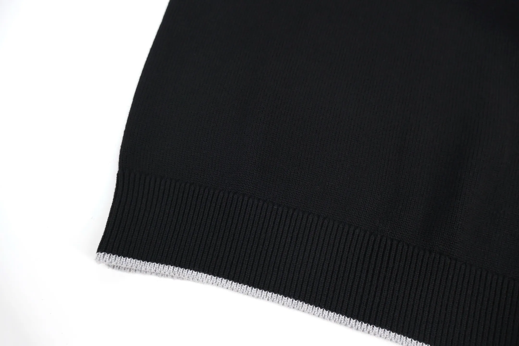 P470 Moncler logo turtleneck long-sleeved sweater (black) original version 4264 purchased and developed, weighing about 800 grams. This sweater adopts high-neck knitting technology, and the neck texture is tight and elastic, which is both warm and stylish. In terms of detailed craftsmanship, hollow knitting splicing technology is used on the shoulders, with fine texture and distinct layers, which enhances the design sense of the body; the contrasting rib technology on the cuffs and hem forms a soft contrast with the main color, improving the overall sophistication; the brand logo on the left arm uses three-dimensional embroidery technology, with precise stitching, highlighting the brand recognition. Made of high-quality knitted fabrics and made with fine weaving technology, it is skin-friendly, comfortable and has a crisp silhouette. From the warm design of the collar to the details of the embroidery, every craftsmanship reflects the brand's dual pursuit of quality and fashion. It is an autumn and winter item that combines practicality and design. Purchase the original version for development, order the color and dye it, and feel free to compare it with any version on the market. Size:S-M-L