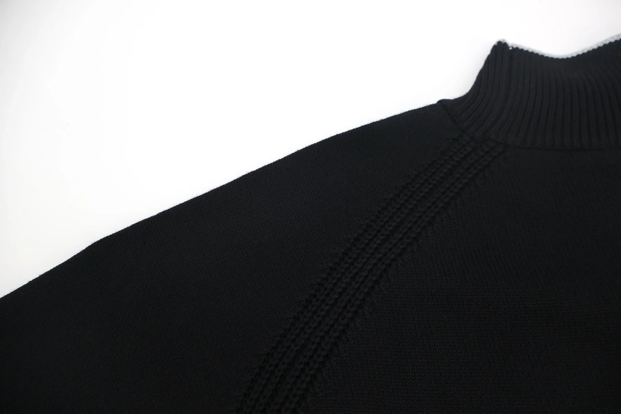 P470 Moncler logo turtleneck long-sleeved sweater (black) original version 4264 purchased and developed, weighing about 800 grams. This sweater adopts high-neck knitting technology, and the neck texture is tight and elastic, which is both warm and stylish. In terms of detailed craftsmanship, hollow knitting splicing technology is used on the shoulders, with fine texture and distinct layers, which enhances the design sense of the body; the contrasting rib technology on the cuffs and hem forms a soft contrast with the main color, improving the overall sophistication; the brand logo on the left arm uses three-dimensional embroidery technology, with precise stitching, highlighting the brand recognition. Made of high-quality knitted fabrics and made with fine weaving technology, it is skin-friendly, comfortable and has a crisp silhouette. From the warm design of the collar to the details of the embroidery, every craftsmanship reflects the brand's dual pursuit of quality and fashion. It is an autumn and winter item that combines practicality and design. Purchase the original version for development, order the color and dye it, and feel free to compare it with any version on the market. Size:S-M-L