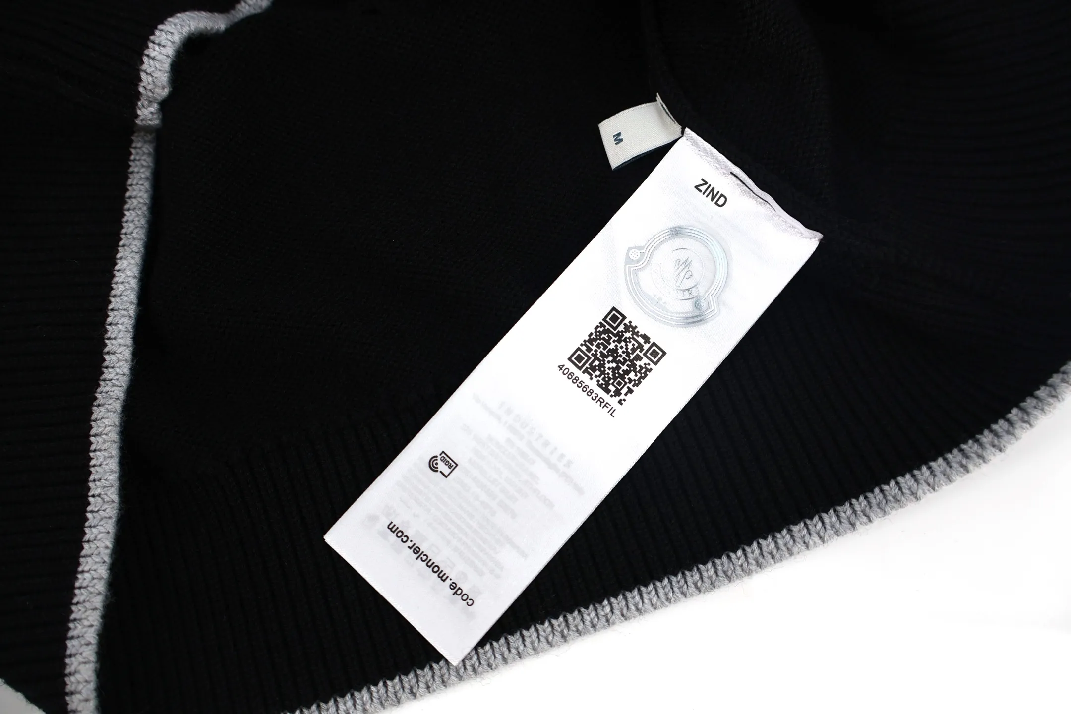 P470 Moncler logo turtleneck long-sleeved sweater (black) original version 4264 purchased and developed, weighing about 800 grams. This sweater adopts high-neck knitting technology, and the neck texture is tight and elastic, which is both warm and stylish. In terms of detailed craftsmanship, hollow knitting splicing technology is used on the shoulders, with fine texture and distinct layers, which enhances the design sense of the body; the contrasting rib technology on the cuffs and hem forms a soft contrast with the main color, improving the overall sophistication; the brand logo on the left arm uses three-dimensional embroidery technology, with precise stitching, highlighting the brand recognition. Made of high-quality knitted fabrics and made with fine weaving technology, it is skin-friendly, comfortable and has a crisp silhouette. From the warm design of the collar to the details of the embroidery, every craftsmanship reflects the brand's dual pursuit of quality and fashion. It is an autumn and winter item that combines practicality and design. Purchase the original version for development, order the color and dye it, and feel free to compare it with any version on the market. Size:S-M-L