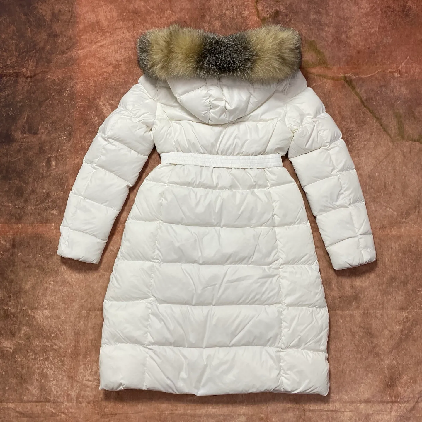 P1020 Moncler🌟25 new autumn and winter large fur collar long waisted hooded down jacket. The classic hot style among down jackets. A must-have in winter. Customized detachable large fur collar hooded long down jacket. The upper body is not too bloated. It is designed with a belt to tighten the waist. It is classic, handsome and warm. National standard 90 white goose down filling. Imported machine stitching and stitching technology. Fashionable and warm upper body. Excellent practicality. Style number: black white size: 1234