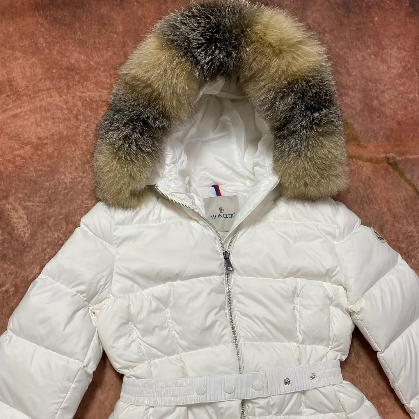 P1020 Moncler🌟25 new autumn and winter large fur collar long waisted hooded down jacket. The classic hot style among down jackets. A must-have in winter. Customized detachable large fur collar hooded long down jacket. The upper body is not too bloated. It is designed with a belt to tighten the waist. It is classic, handsome and warm. National standard 90 white goose down filling. Imported machine stitching and stitching technology. Fashionable and warm upper body. Excellent practicality. Style number: black white size: 1234