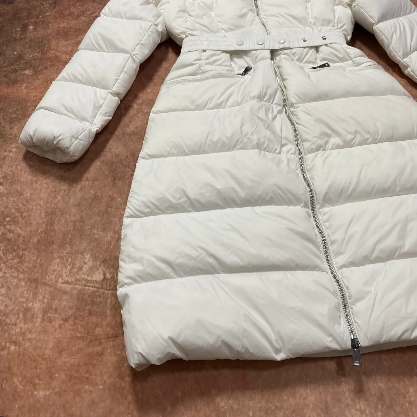 P1020 Moncler🌟25 new autumn and winter large fur collar long waisted hooded down jacket. The classic hot style among down jackets. A must-have in winter. Customized detachable large fur collar hooded long down jacket. The upper body is not too bloated. It is designed with a belt to tighten the waist. It is classic, handsome and warm. National standard 90 white goose down filling. Imported machine stitching and stitching technology. Fashionable and warm upper body. Excellent practicality. Style number: black white size: 1234