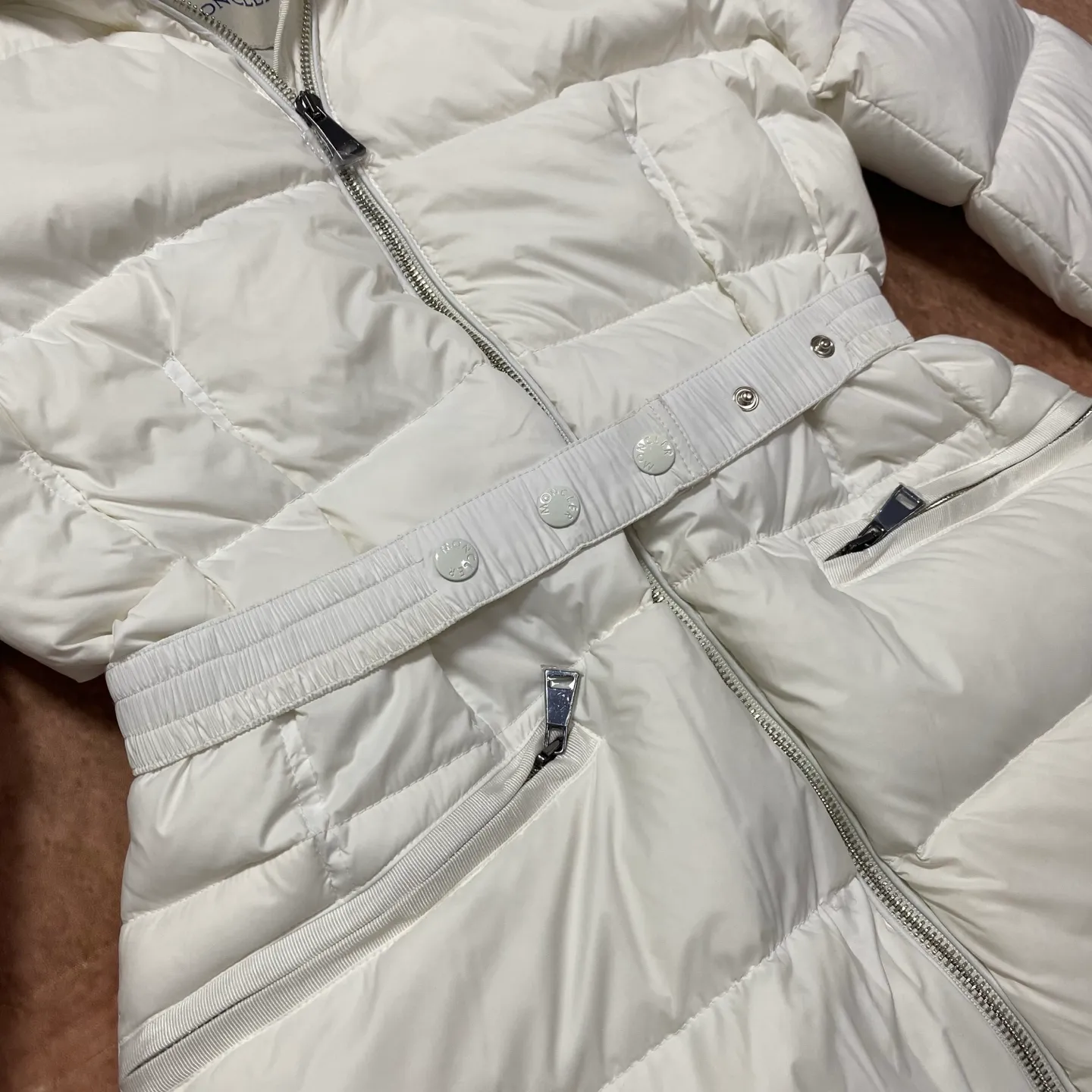 P1020 Moncler🌟25 new autumn and winter large fur collar long waisted hooded down jacket. The classic hot style among down jackets. A must-have in winter. Customized detachable large fur collar hooded long down jacket. The upper body is not too bloated. It is designed with a belt to tighten the waist. It is classic, handsome and warm. National standard 90 white goose down filling. Imported machine stitching and stitching technology. Fashionable and warm upper body. Excellent practicality. Style number: black white size: 1234