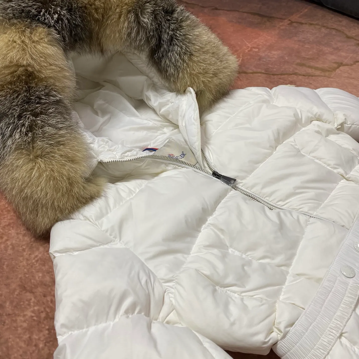 P1020 Moncler🌟25 new autumn and winter large fur collar long waisted hooded down jacket. The classic hot style among down jackets. A must-have in winter. Customized detachable large fur collar hooded long down jacket. The upper body is not too bloated. It is designed with a belt to tighten the waist. It is classic, handsome and warm. National standard 90 white goose down filling. Imported machine stitching and stitching technology. Fashionable and warm upper body. Excellent practicality. Style number: black white size: 1234