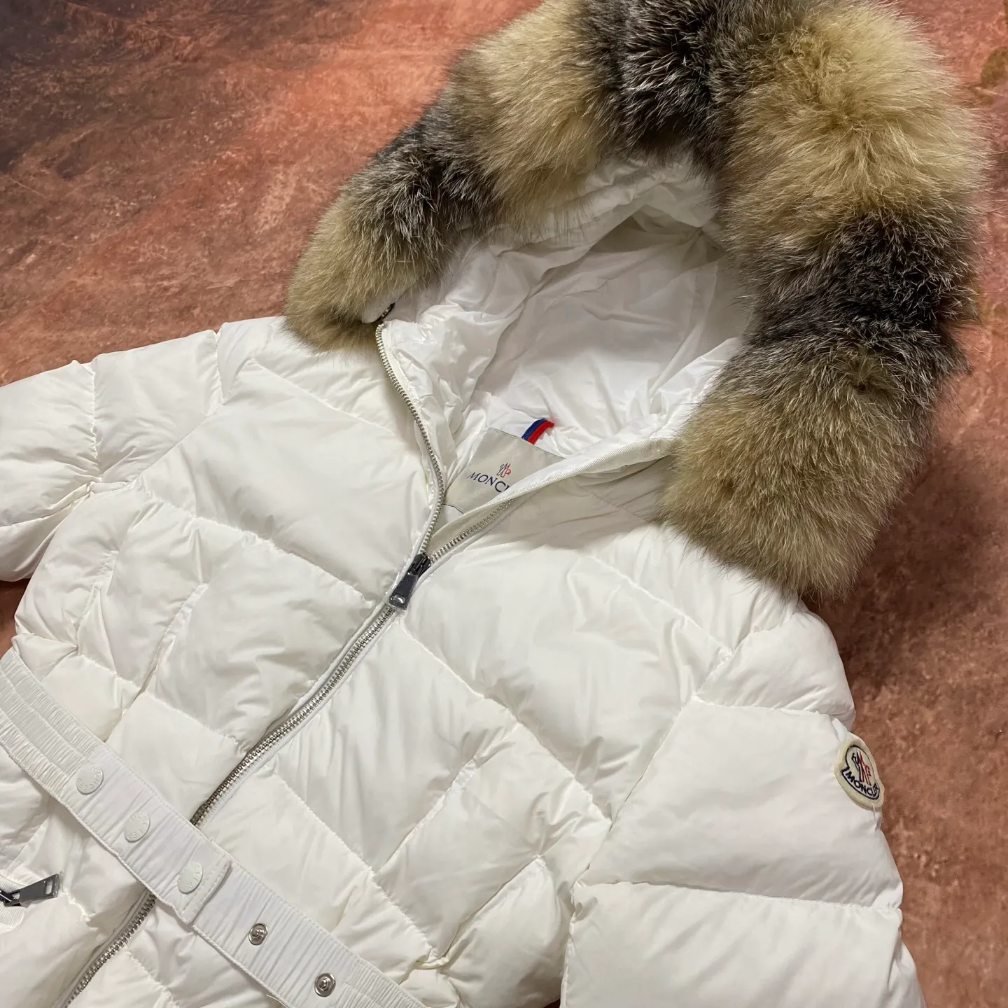 P1020 Moncler🌟25 new autumn and winter large fur collar long waisted hooded down jacket. The classic hot style among down jackets. A must-have in winter. Customized detachable large fur collar hooded long down jacket. The upper body is not too bloated. It is designed with a belt to tighten the waist. It is classic, handsome and warm. National standard 90 white goose down filling. Imported machine stitching and stitching technology. Fashionable and warm upper body. Excellent practicality. Style number: black white size: 1234