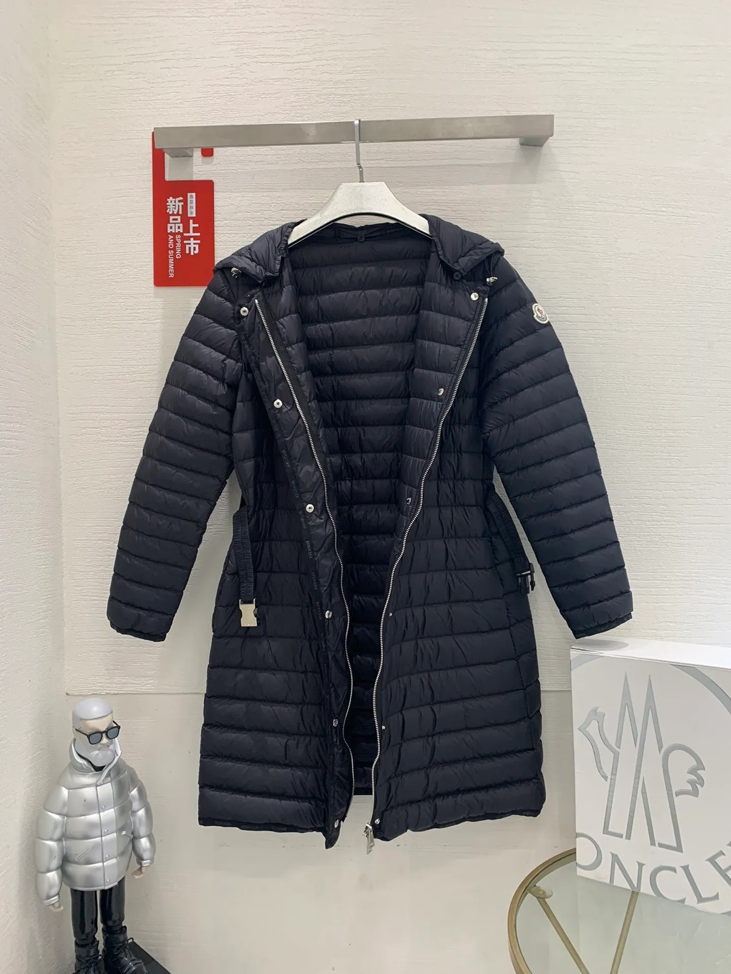 P840 Moncler recently launched OREDONNE women's mid-length slim belted goose down jacket. ✨Complete three labels, synchronized with counters ✨90% goose down filling ✨Slim-fitting waistband design, not picky. Milanese brand Moncler is a benchmark brand in the ski wear industry, and it knows the secret of keeping warm in cold weather. If you want proof, just wear an oredon parka jacket. Made from durable shell and filled with down for added warmth, the silhouette features a quilted and drawstring hood and an elasticated hem for extra protection on chilly days.  Moncler shell down jacket 100% polyamide; filling 90% down, 10% feather; lining 100% polyamide Concealed zip fastening at front Regular fit, drawstring hood, long sleeves, elasticated sleeves and hem, brand badge on sleeves, two front straight pockets with snap buttons, waistband with elasticated waistband, quilted pattern, branded silver Sizes: 0-3