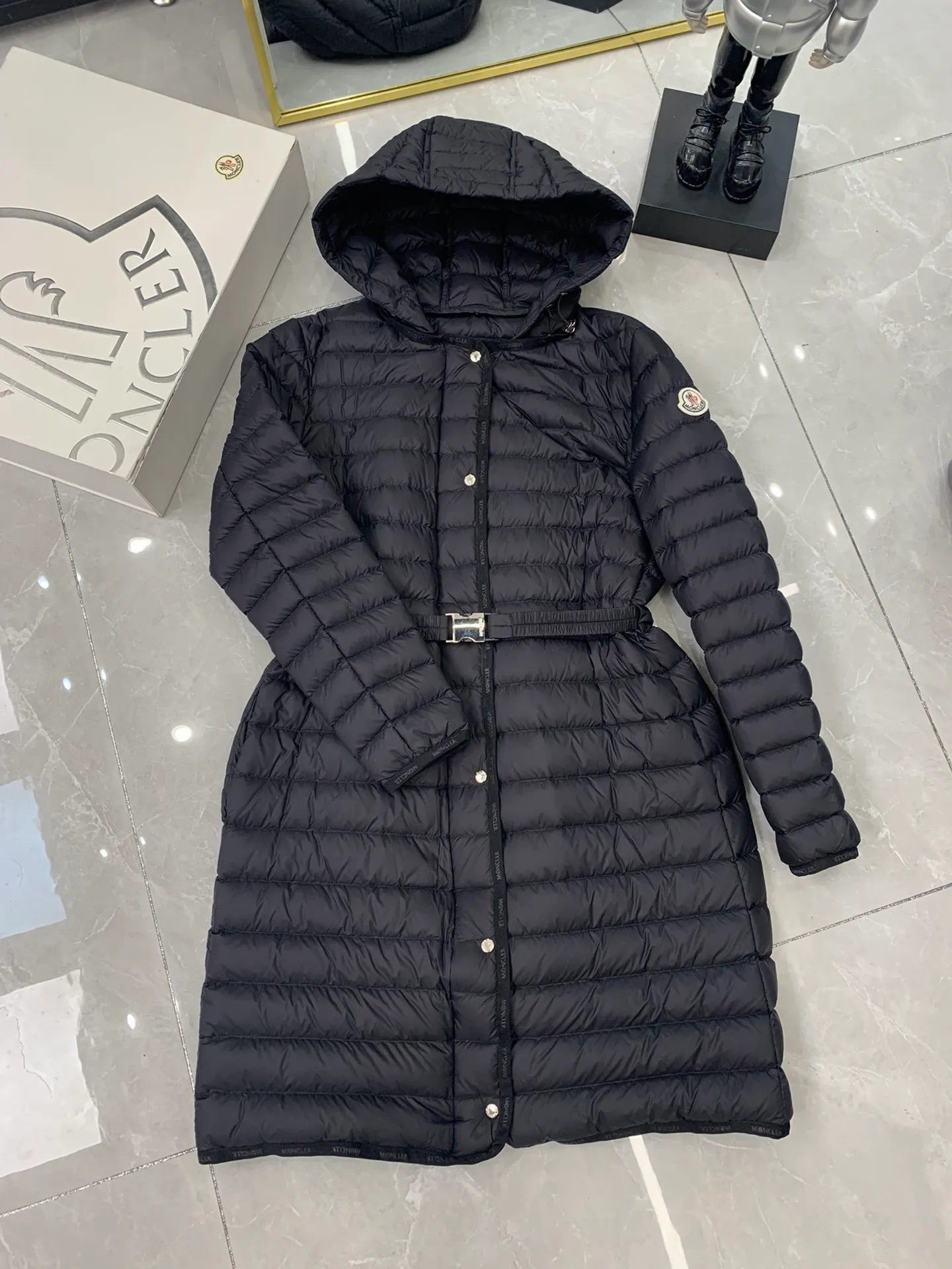 P840 Moncler recently launched OREDONNE women's mid-length slim belted goose down jacket. ✨Complete three labels, synchronized with counters ✨90% goose down filling ✨Slim-fitting waistband design, not picky. Milanese brand Moncler is a benchmark brand in the ski wear industry, and it knows the secret of keeping warm in cold weather. If you want proof, just wear an oredon parka jacket. Made from durable shell and filled with down for added warmth, the silhouette features a quilted and drawstring hood and an elasticated hem for extra protection on chilly days.  Moncler shell down jacket 100% polyamide; filling 90% down, 10% feather; lining 100% polyamide Concealed zip fastening at front Regular fit, drawstring hood, long sleeves, elasticated sleeves and hem, brand badge on sleeves, two front straight pockets with snap buttons, waistband with elasticated waistband, quilted pattern, branded silver Sizes: 0-3