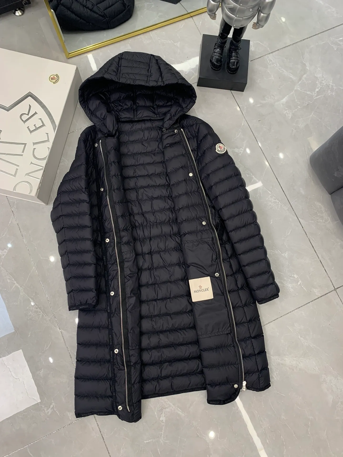 P840 Moncler recently launched OREDONNE women's mid-length slim belted goose down jacket. ✨Complete three labels, synchronized with counters ✨90% goose down filling ✨Slim-fitting waistband design, not picky. Milanese brand Moncler is a benchmark brand in the ski wear industry, and it knows the secret of keeping warm in cold weather. If you want proof, just wear an oredon parka jacket. Made from durable shell and filled with down for added warmth, the silhouette features a quilted and drawstring hood and an elasticated hem for extra protection on chilly days.  Moncler shell down jacket 100% polyamide; filling 90% down, 10% feather; lining 100% polyamide Concealed zip fastening at front Regular fit, drawstring hood, long sleeves, elasticated sleeves and hem, brand badge on sleeves, two front straight pockets with snap buttons, waistband with elasticated waistband, quilted pattern, branded silver Sizes: 0-3