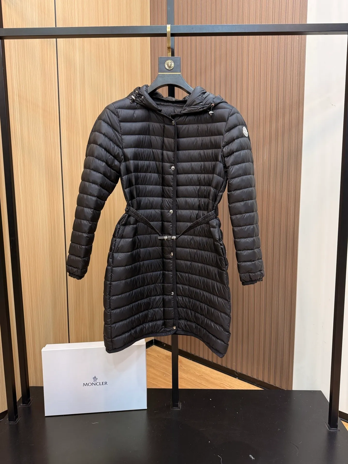 P840 Moncler recently launched OREDONNE women's mid-length slim belted goose down jacket. ✨Complete three labels, synchronized with counters ✨90% goose down filling ✨Slim-fitting waistband design, not picky. Milanese brand Moncler is a benchmark brand in the ski wear industry, and it knows the secret of keeping warm in cold weather. If you want proof, just wear an oredon parka jacket. Made from durable shell and filled with down for added warmth, the silhouette features a quilted and drawstring hood and an elasticated hem for extra protection on chilly days.  Moncler shell down jacket 100% polyamide; filling 90% down, 10% feather; lining 100% polyamide Concealed zip fastening at front Regular fit, drawstring hood, long sleeves, elasticated sleeves and hem, brand badge on sleeves, two front straight pockets with snap buttons, waistband with elasticated waistband, quilted pattern, branded silver Sizes: 0-3