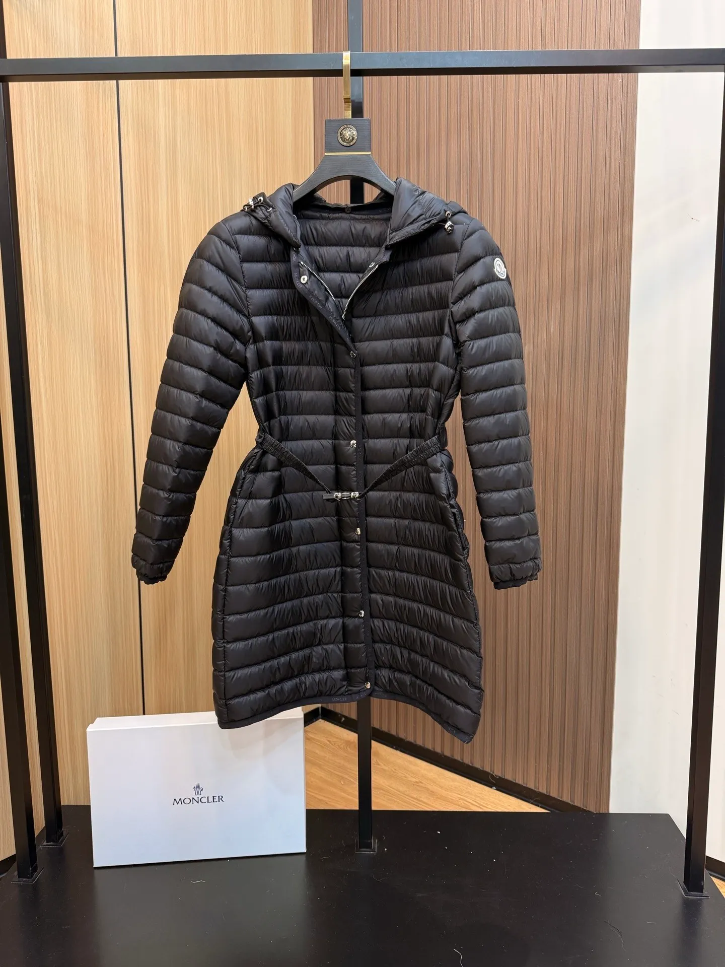 P840 Moncler recently launched OREDONNE women's mid-length slim belted goose down jacket. ✨Complete three labels, synchronized with counters ✨90% goose down filling ✨Slim-fitting waistband design, not picky. Milanese brand Moncler is a benchmark brand in the ski wear industry, and it knows the secret of keeping warm in cold weather. If you want proof, just wear an oredon parka jacket. Made from durable shell and filled with down for added warmth, the silhouette features a quilted and drawstring hood and an elasticated hem for extra protection on chilly days.  Moncler shell down jacket 100% polyamide; filling 90% down, 10% feather; lining 100% polyamide Concealed zip fastening at front Regular fit, drawstring hood, long sleeves, elasticated sleeves and hem, brand badge on sleeves, two front straight pockets with snap buttons, waistband with elasticated waistband, quilted pattern, branded silver Sizes: 0-3