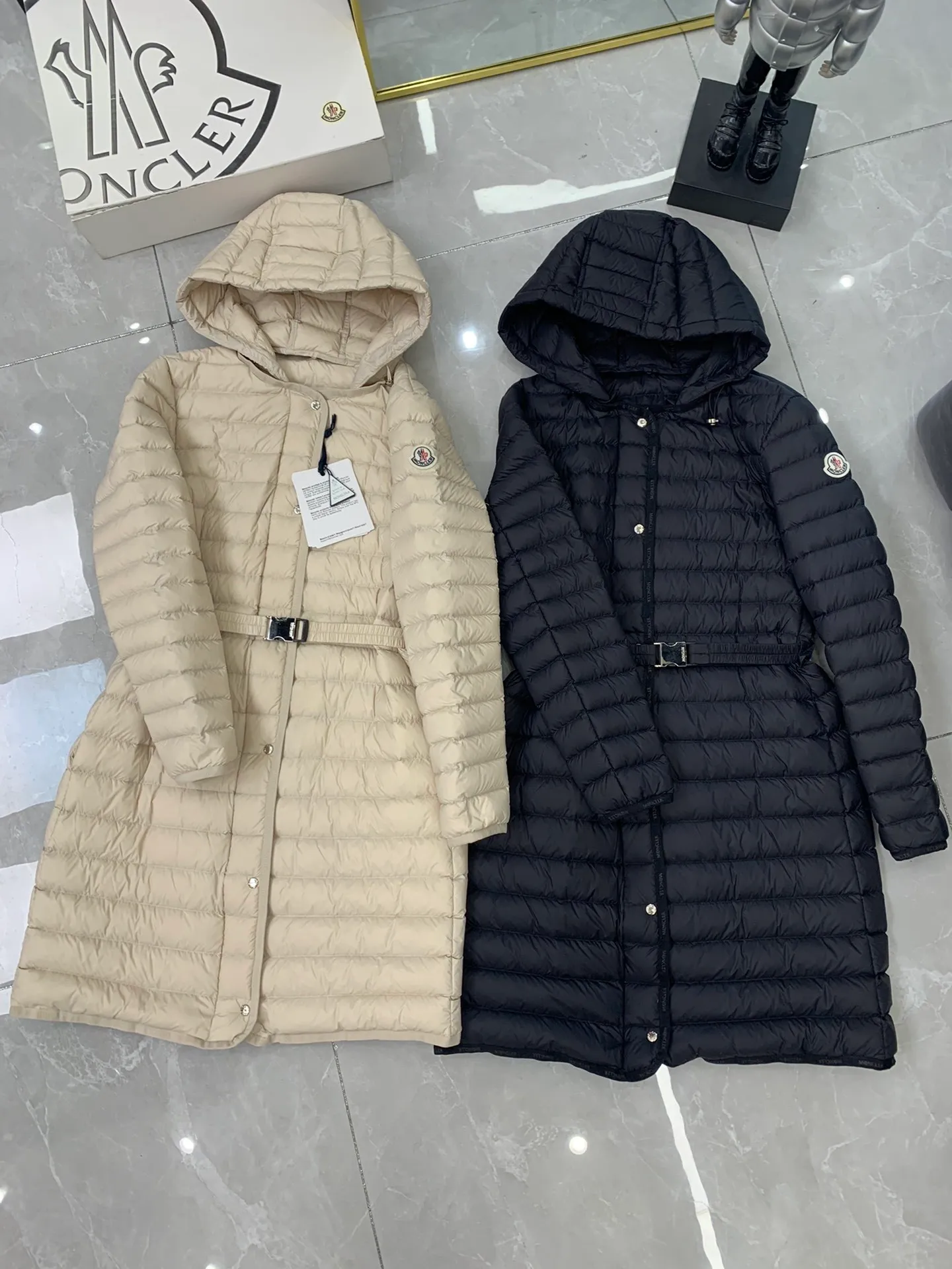 P840 Moncler recently launched OREDONNE women's mid-length slim belted goose down jacket. ✨Complete three labels, synchronized with counters ✨90% goose down filling ✨Slim-fitting waistband design, not picky. Milanese brand Moncler is a benchmark brand in the ski wear industry, and it knows the secret of keeping warm in cold weather. If you want proof, just wear an oredon parka jacket. Made from durable shell and filled with down for added warmth, the silhouette features a quilted and drawstring hood and an elasticated hem for extra protection on chilly days.  Moncler shell down jacket 100% polyamide; filling 90% down, 10% feather; lining 100% polyamide Concealed zip fastening at front Regular fit, drawstring hood, long sleeves, elasticated sleeves and hem, brand badge on sleeves, two front straight pockets with snap buttons, waistband with elasticated waistband, quilted pattern, branded silver Sizes: 0-3
