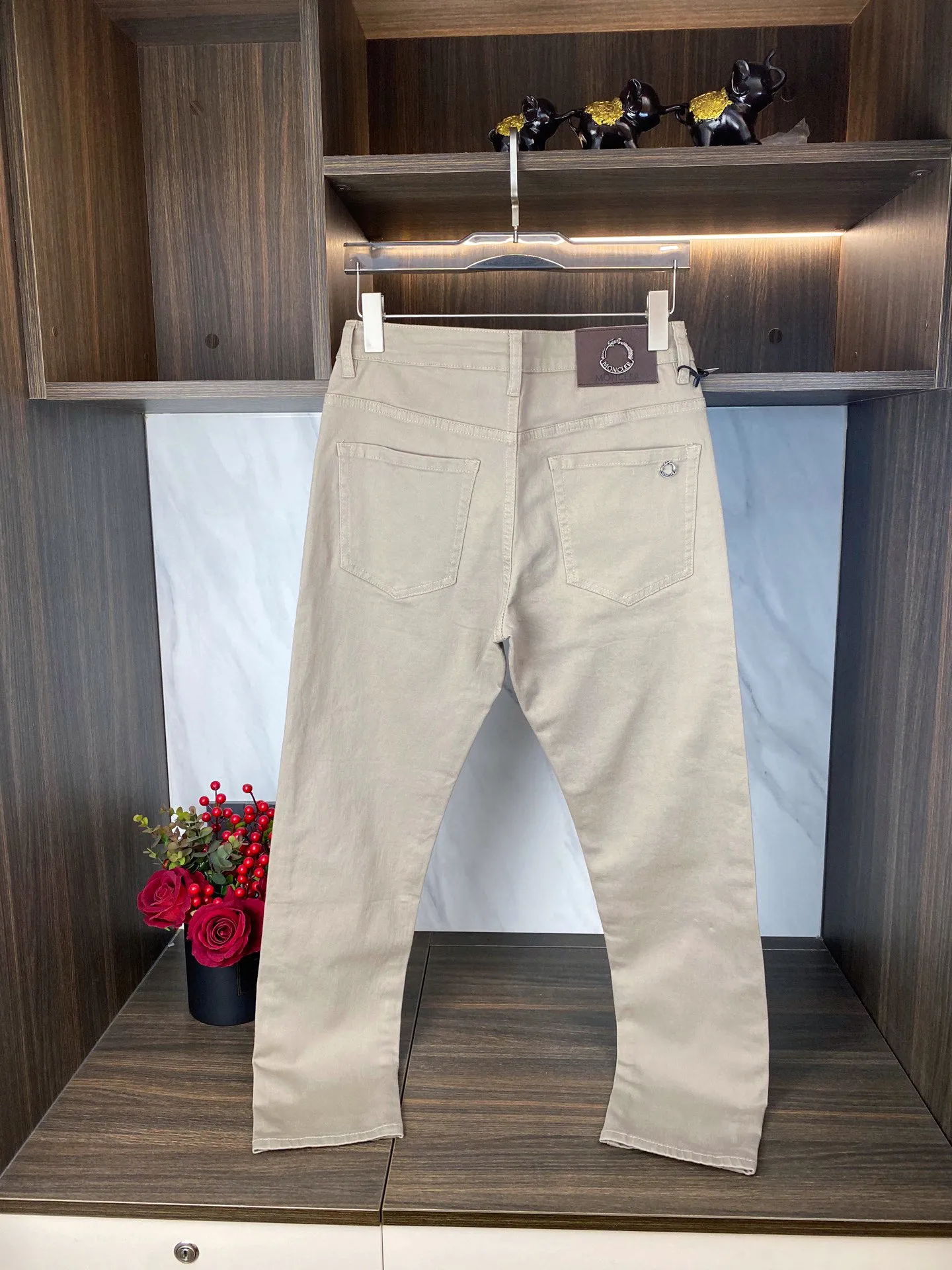 P290 🌸🌸 Moncler elastic slimming straight leg pants, thin style!  Very high-quality, stretchy casual-fit jeans can also be very comfortable... Super stretchy and super handsome jeans! Heavy wash water elasticity...! You will be amazed by the clever design of these jeans! ! A pair of jeans cut from original cloth, light color, unique charm, made of high-quality cotton fabric, with frayed design and patch embroidery embellishment details. The fabric is comfortable, soft and can be matched casually. The comfort represents its interpretation of fashion and leisure. The details reflect the brand's pursuit of quality, with a bit of a hedonist flavor. It pays great attention to details and restores the texture of top-grade hardware. . Showing a sense of luxury and fashion. . Very worth buying. Size: Size: 29-38. . (No 35, 37)