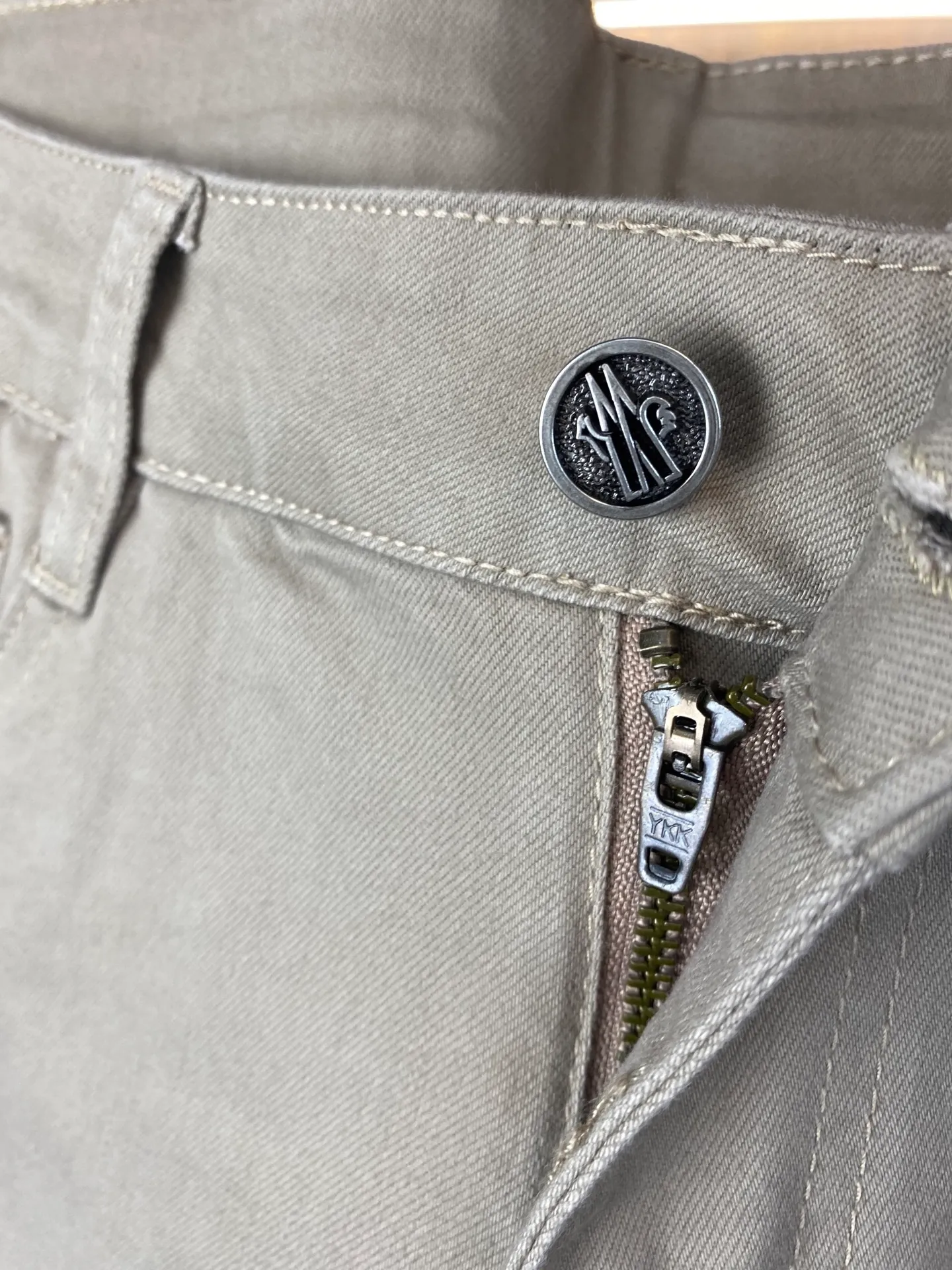 P290 🌸🌸 Moncler elastic slimming straight leg pants, thin style!  Very high-quality, stretchy casual-fit jeans can also be very comfortable... Super stretchy and super handsome jeans! Heavy wash water elasticity...! You will be amazed by the clever design of these jeans! ! A pair of jeans cut from original cloth, light color, unique charm, made of high-quality cotton fabric, with frayed design and patch embroidery embellishment details. The fabric is comfortable, soft and can be matched casually. The comfort represents its interpretation of fashion and leisure. The details reflect the brand's pursuit of quality, with a bit of a hedonist flavor. It pays great attention to details and restores the texture of top-grade hardware. . Showing a sense of luxury and fashion. . Very worth buying. Size: Size: 29-38. . (No 35, 37)