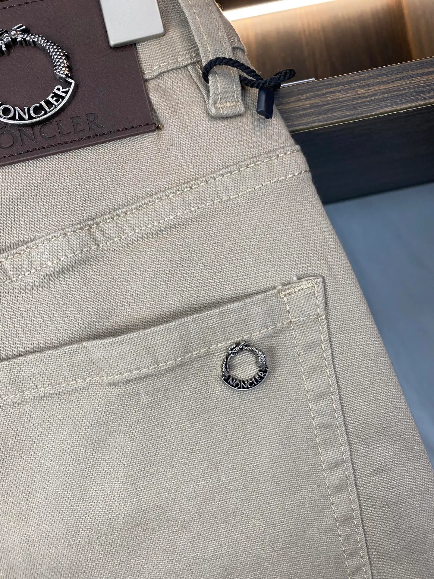 P290 🌸🌸 Moncler elastic slimming straight leg pants, thin style!  Very high-quality, stretchy casual-fit jeans can also be very comfortable... Super stretchy and super handsome jeans! Heavy wash water elasticity...! You will be amazed by the clever design of these jeans! ! A pair of jeans cut from original cloth, light color, unique charm, made of high-quality cotton fabric, with frayed design and patch embroidery embellishment details. The fabric is comfortable, soft and can be matched casually. The comfort represents its interpretation of fashion and leisure. The details reflect the brand's pursuit of quality, with a bit of a hedonist flavor. It pays great attention to details and restores the texture of top-grade hardware. . Showing a sense of luxury and fashion. . Very worth buying. Size: Size: 29-38. . (No 35, 37)