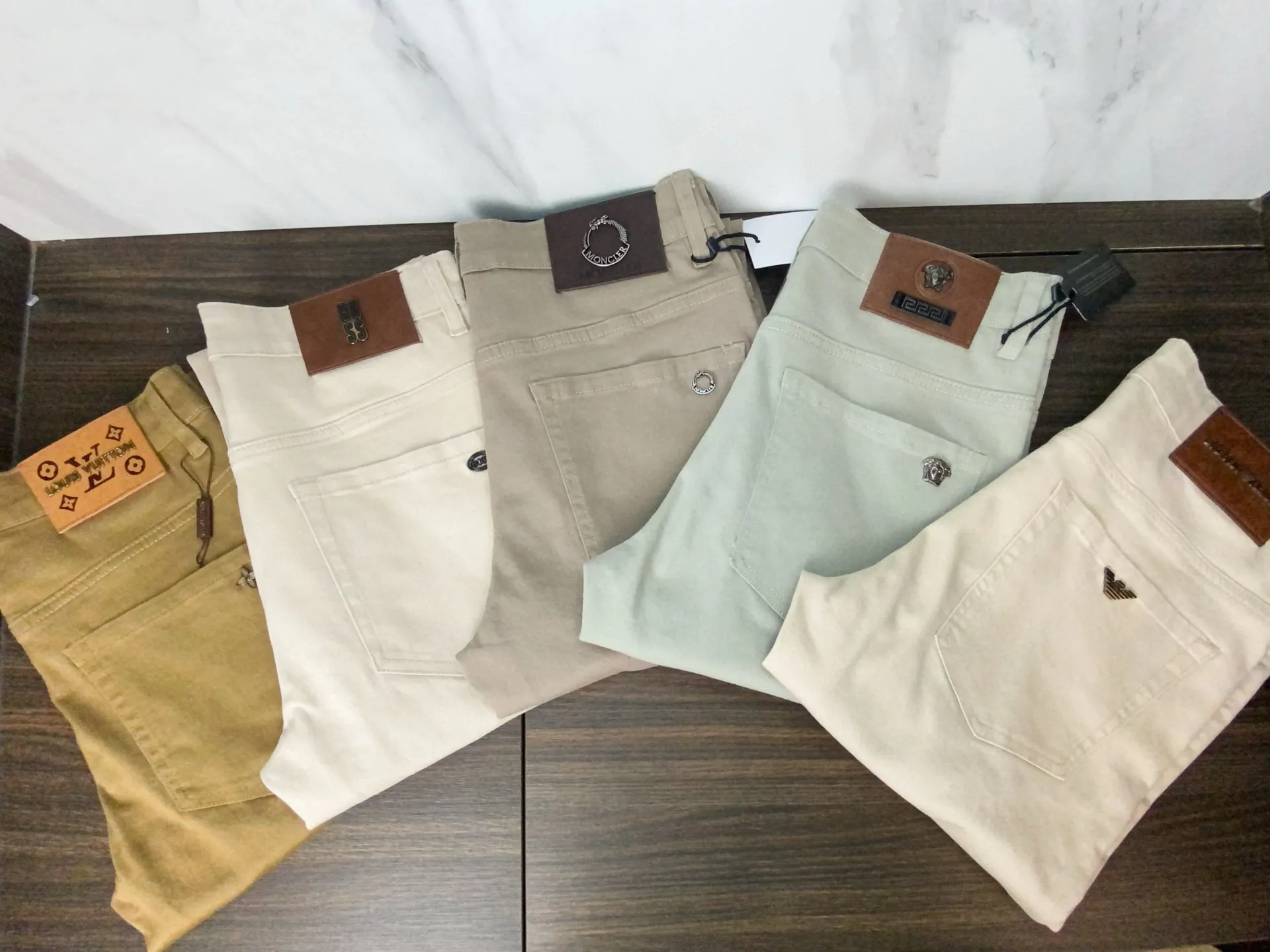 P290 🌸🌸 Moncler elastic slimming straight leg pants, thin style!  Very high-quality, stretchy casual-fit jeans can also be very comfortable... Super stretchy and super handsome jeans! Heavy wash water elasticity...! You will be amazed by the clever design of these jeans! ! A pair of jeans cut from original cloth, light color, unique charm, made of high-quality cotton fabric, with frayed design and patch embroidery embellishment details. The fabric is comfortable, soft and can be matched casually. The comfort represents its interpretation of fashion and leisure. The details reflect the brand's pursuit of quality, with a bit of a hedonist flavor. It pays great attention to details and restores the texture of top-grade hardware. . Showing a sense of luxury and fashion. . Very worth buying. Size: Size: 29-38. . (No 35, 37)