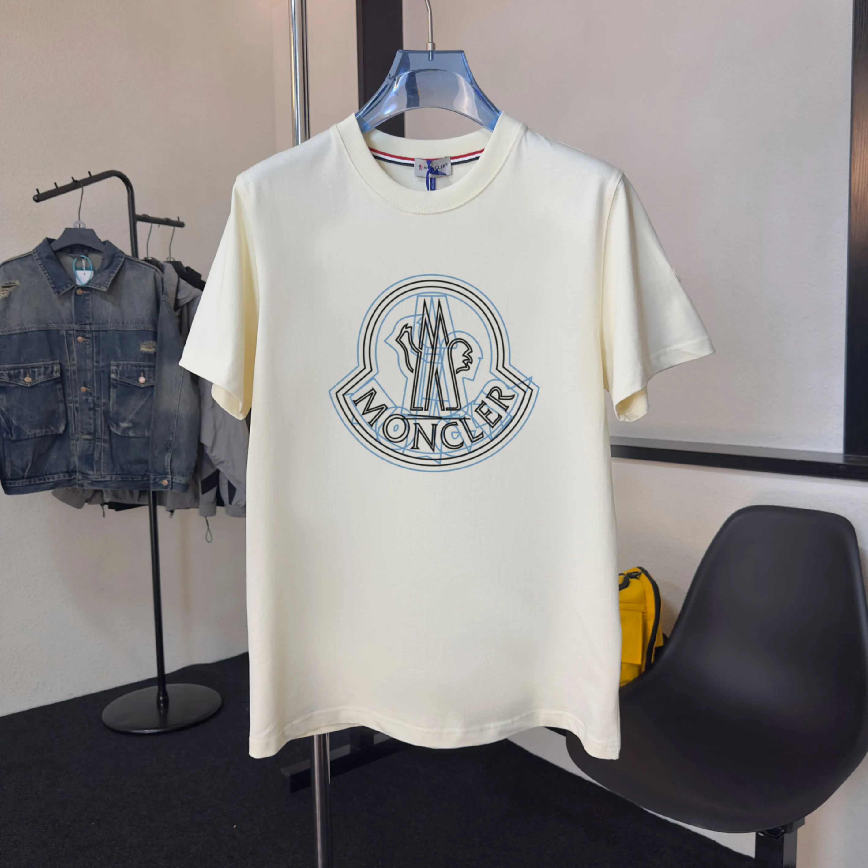 P140 💰Upgraded version "Mobile phone smart sensor ~ NFC chip armband ~ direct access to the official website for anti-counterfeiting" "Moncler ~ Mouth Mouth" 2025 new high-quality round neck short-sleeved T-shirt. The cuffs have imported embroidered labels. Customized dyeing, very comfortable to touch. Super versatile and good-looking short-sleeved. Complete with three labels. Non-market ordinary version. Feel free to compare. Quality is absolutely guaranteed! ‼ First of all, this original fabric is all custom-woven with 32-count double yarn fabric, 250G, and the weight is the same‼ Fine workmanship, double waistcoat method, double waistcoat method, double waistcoat method makes the whole dress more three-dimensional, which is not a craft that ordinary T-shirts can achieve🤪 Size: S-M-L-XL-2XL Color: black, white, apricot, same style for men and women