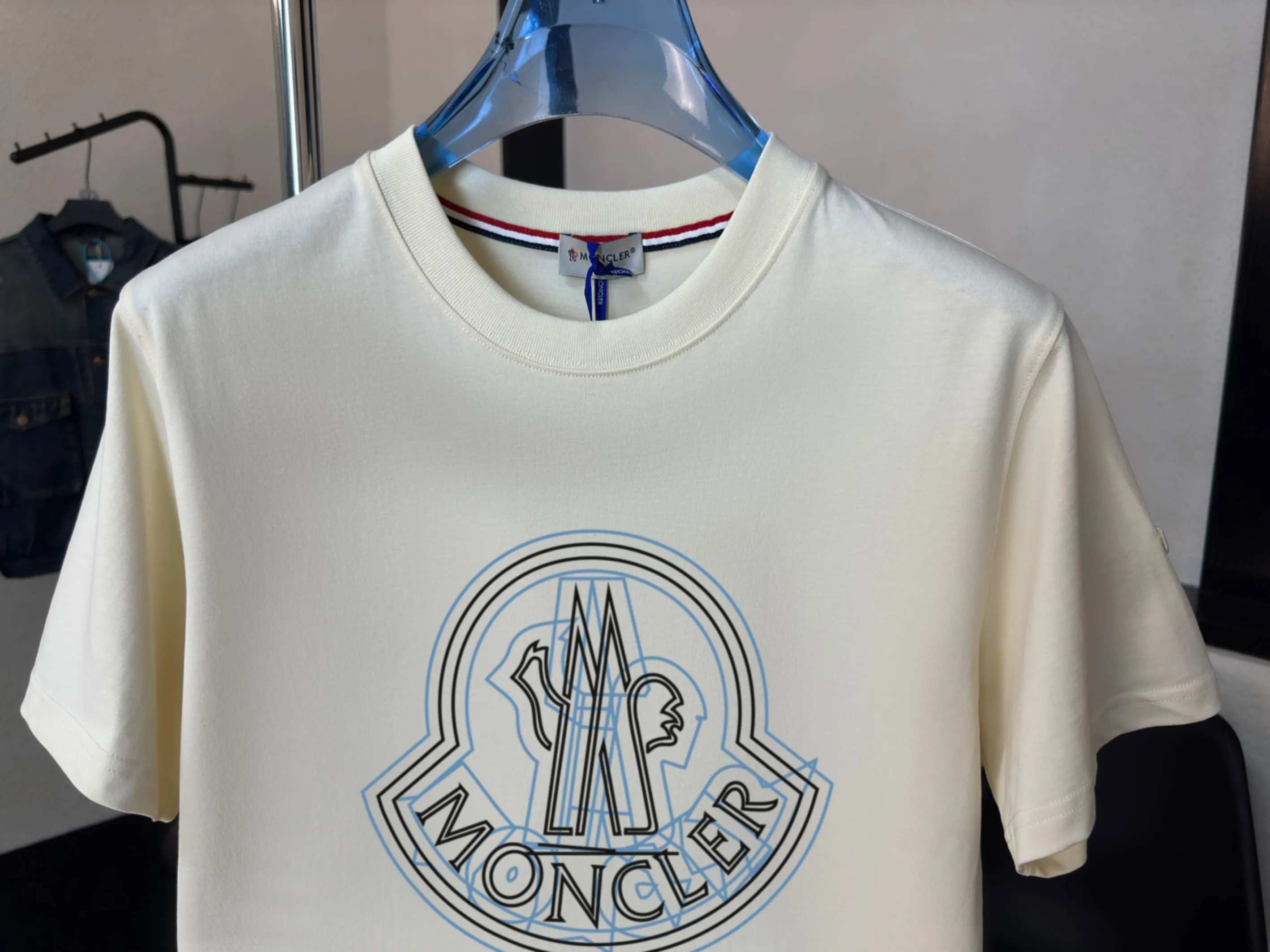 P140 💰Upgraded version "Mobile phone smart sensor ~ NFC chip armband ~ direct access to the official website for anti-counterfeiting" "Moncler ~ Mouth Mouth" 2025 new high-quality round neck short-sleeved T-shirt. The cuffs have imported embroidered labels. Customized dyeing, very comfortable to touch. Super versatile and good-looking short-sleeved. Complete with three labels. Non-market ordinary version. Feel free to compare. Quality is absolutely guaranteed! ‼ First of all, this original fabric is all custom-woven with 32-count double yarn fabric, 250G, and the weight is the same‼ Fine workmanship, double waistcoat method, double waistcoat method, double waistcoat method makes the whole dress more three-dimensional, which is not a craft that ordinary T-shirts can achieve🤪 Size: S-M-L-XL-2XL Color: black, white, apricot, same style for men and women
