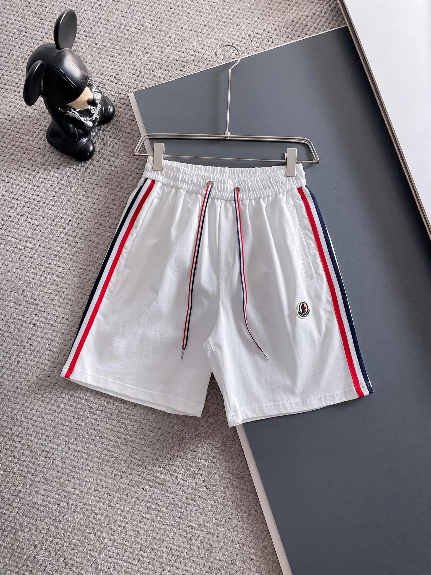 P570 Brand [MONCLER Mouth Covered] 2025 round neck short-sleeved shorts suit. The pure cotton fabric upper body will not be stuffy, the smooth and comfortable skin-friendly effect is more breathable, the fabric has its own texture, classic logo technology, a new interpretation from a unique angle, fashionable and versatile choice! Size: M-3XL (maximum wear: 190 pounds)
