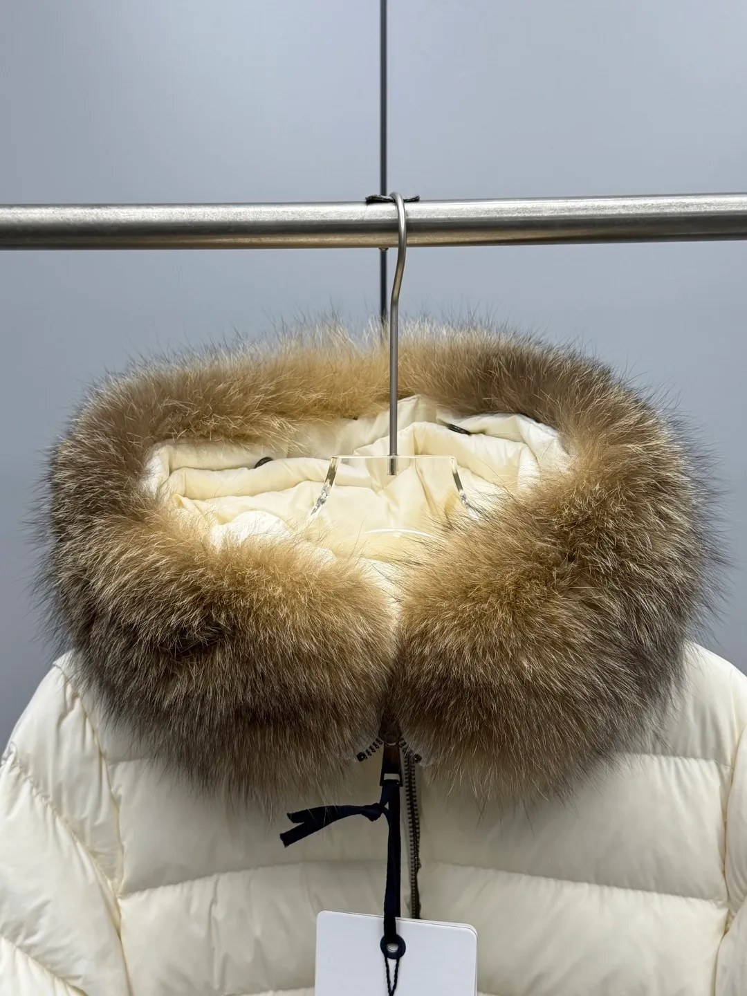 P1180 MONCLER 2025FW Women's Cupidone Large Fur Collar Small Waist Slim Belt Hooded Down Jacket Three-dimensional girdle design: innovatively uses an adjustable belt to accurately outline women's waist curves, effectively enhance the waistline, reshape the golden body proportions, and completely bid farewell to the bloated feeling of traditional down jackets. A-line micro silhouette: tall and straight upper body, slightly flared hem, elegance and agility coexist. Symbol of luxury | Oversized fur collar, choose a large fur collar: The brim of the hat is decorated with a luxurious and fluffy large fur collar, which not only provides the ultimate in warmth and care, but also demonstrates extraordinary taste and strong aura. High-quality fleece core: uniform fleece filling and temperature locking technology to ensure that it remains warm as spring in extremely cold environments. Whether paired with skinny jeans to create a casual fashion, or worn under a dress to show elegance. Color: Milky white, brown, black Size: 1-2-3-4
