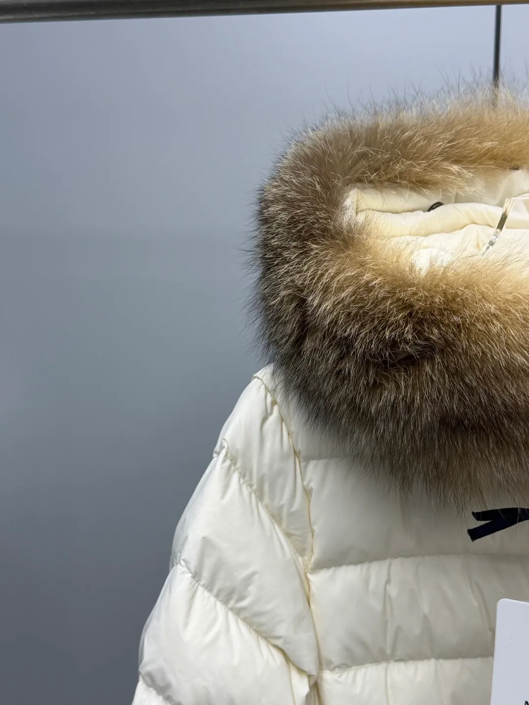 P1180 MONCLER 2025FW Women's Cupidone Large Fur Collar Small Waist Slim Belt Hooded Down Jacket Three-dimensional girdle design: innovatively uses an adjustable belt to accurately outline women's waist curves, effectively enhance the waistline, reshape the golden body proportions, and completely bid farewell to the bloated feeling of traditional down jackets. A-line micro silhouette: tall and straight upper body, slightly flared hem, elegance and agility coexist. Symbol of luxury | Oversized fur collar, choose a large fur collar: The brim of the hat is decorated with a luxurious and fluffy large fur collar, which not only provides the ultimate in warmth and care, but also demonstrates extraordinary taste and strong aura. High-quality fleece core: uniform fleece filling and temperature locking technology to ensure that it remains warm as spring in extremely cold environments. Whether paired with skinny jeans to create a casual fashion, or worn under a dress to show elegance. Color: Milky white, brown, black Size: 1-2-3-4