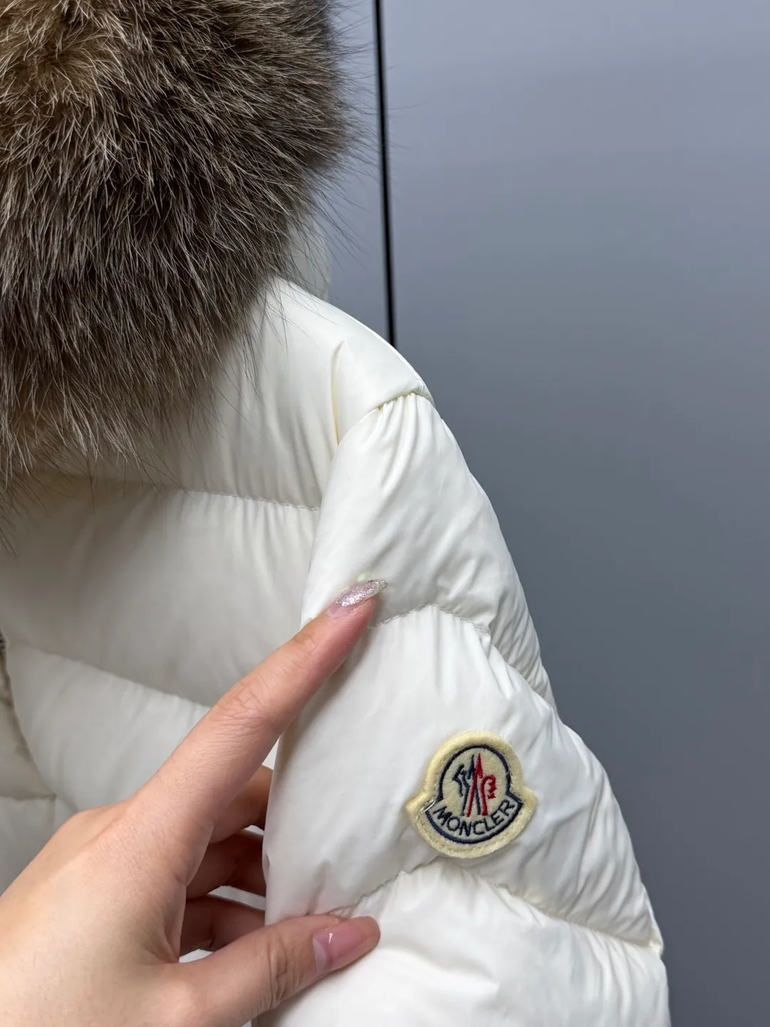 P1180 MONCLER 2025FW Women's Cupidone Large Fur Collar Small Waist Slim Belt Hooded Down Jacket Three-dimensional girdle design: innovatively uses an adjustable belt to accurately outline women's waist curves, effectively enhance the waistline, reshape the golden body proportions, and completely bid farewell to the bloated feeling of traditional down jackets. A-line micro silhouette: tall and straight upper body, slightly flared hem, elegance and agility coexist. Symbol of luxury | Oversized fur collar, choose a large fur collar: The brim of the hat is decorated with a luxurious and fluffy large fur collar, which not only provides the ultimate in warmth and care, but also demonstrates extraordinary taste and strong aura. High-quality fleece core: uniform fleece filling and temperature locking technology to ensure that it remains warm as spring in extremely cold environments. Whether paired with skinny jeans to create a casual fashion, or worn under a dress to show elegance. Color: Milky white, brown, black Size: 1-2-3-4