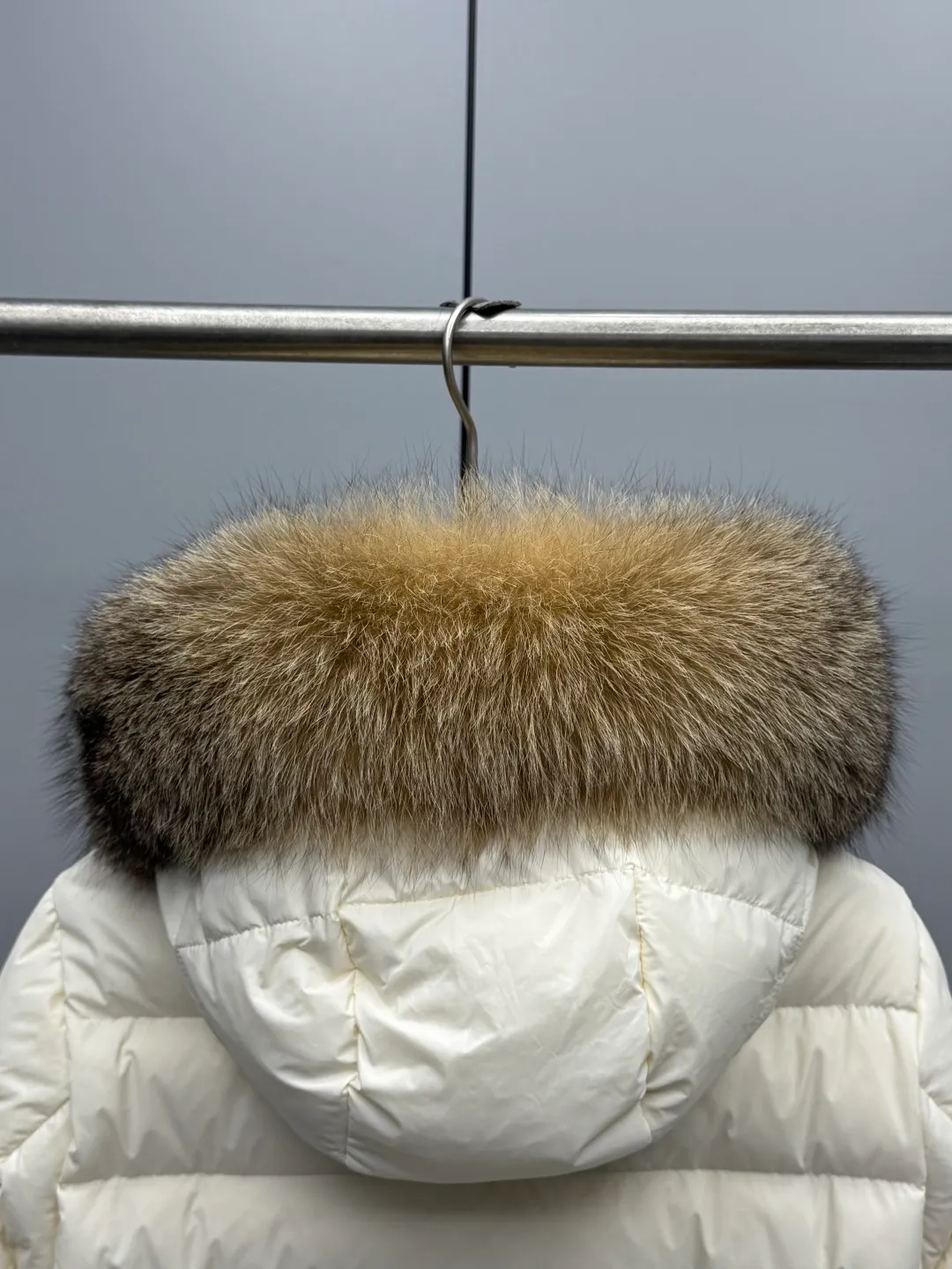P1180 MONCLER 2025FW Women's Cupidone Large Fur Collar Small Waist Slim Belt Hooded Down Jacket Three-dimensional girdle design: innovatively uses an adjustable belt to accurately outline women's waist curves, effectively enhance the waistline, reshape the golden body proportions, and completely bid farewell to the bloated feeling of traditional down jackets. A-line micro silhouette: tall and straight upper body, slightly flared hem, elegance and agility coexist. Symbol of luxury | Oversized fur collar, choose a large fur collar: The brim of the hat is decorated with a luxurious and fluffy large fur collar, which not only provides the ultimate in warmth and care, but also demonstrates extraordinary taste and strong aura. High-quality fleece core: uniform fleece filling and temperature locking technology to ensure that it remains warm as spring in extremely cold environments. Whether paired with skinny jeans to create a casual fashion, or worn under a dress to show elegance. Color: Milky white, brown, black Size: 1-2-3-4