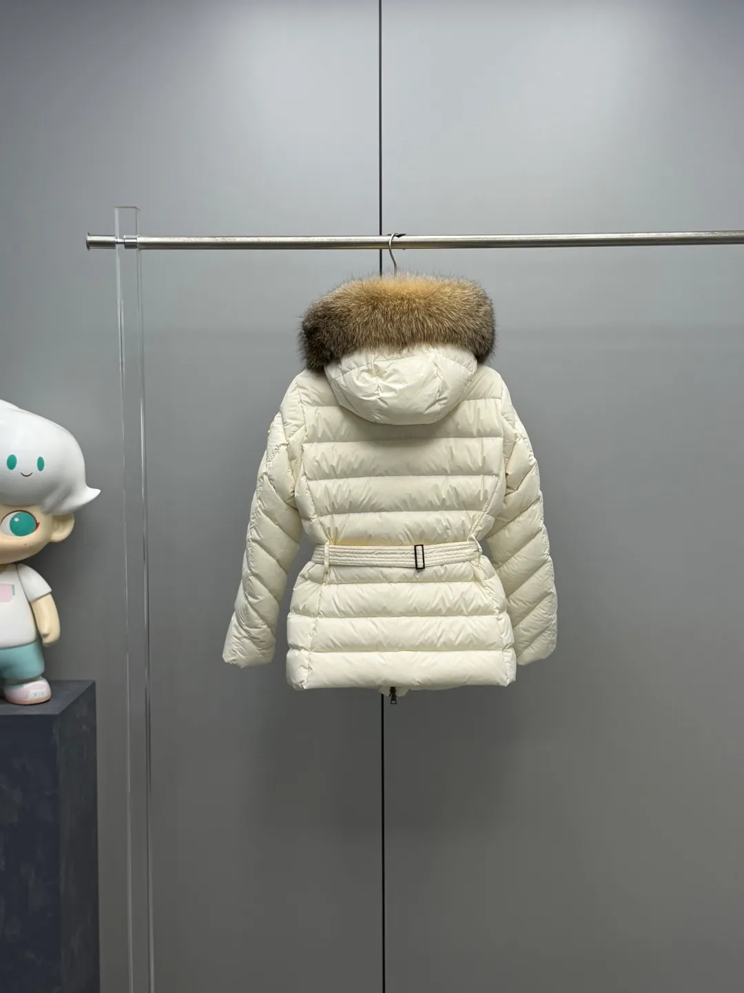 P1180 MONCLER 2025FW Women's Cupidone Large Fur Collar Small Waist Slim Belt Hooded Down Jacket Three-dimensional girdle design: innovatively uses an adjustable belt to accurately outline women's waist curves, effectively enhance the waistline, reshape the golden body proportions, and completely bid farewell to the bloated feeling of traditional down jackets. A-line micro silhouette: tall and straight upper body, slightly flared hem, elegance and agility coexist. Symbol of luxury | Oversized fur collar, choose a large fur collar: The brim of the hat is decorated with a luxurious and fluffy large fur collar, which not only provides the ultimate in warmth and care, but also demonstrates extraordinary taste and strong aura. High-quality fleece core: uniform fleece filling and temperature locking technology to ensure that it remains warm as spring in extremely cold environments. Whether paired with skinny jeans to create a casual fashion, or worn under a dress to show elegance. Color: Milky white, brown, black Size: 1-2-3-4