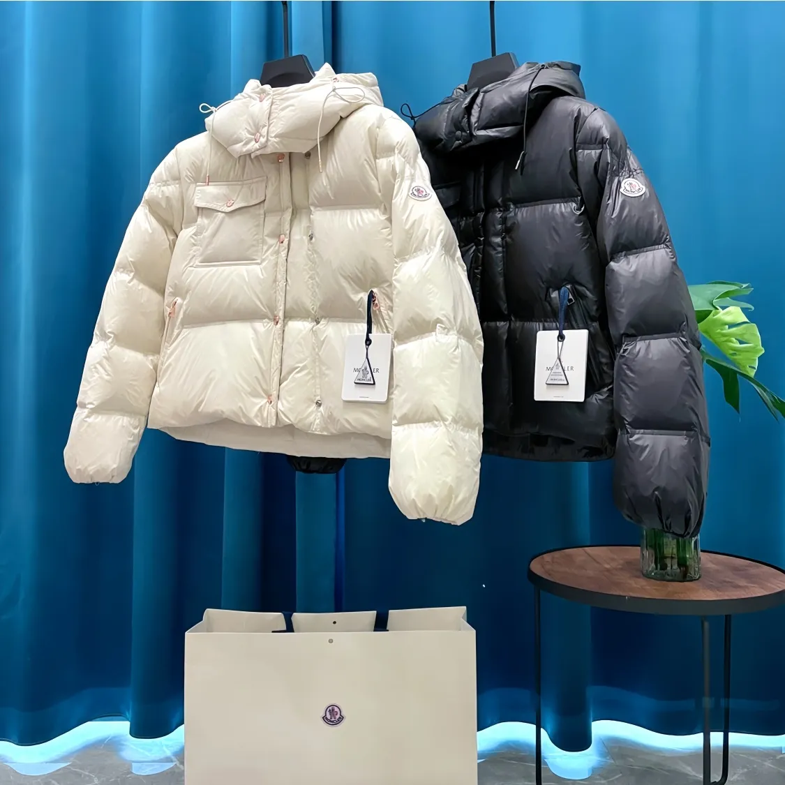 P960 Moncler➡️Mountain Mouth New Style🦢Goose Down Double-breasted Snap Hooded Down Jacket Jacket Women's MONCLER Moncler Meng Mouth Bursting Street New Product Design Fashionable and Versatile, Comfortable, Breathable, Mouth Down Jacket~Supports NFC chip sensor. Available simultaneously on the official website! This down jacket has a great sense of design and looks. You can buy it directly due to quality control. It’s a high-end product that you can’t go wrong with! Simple and elegant design ~ and engraved with 1ogo letters ~ the overall design makes this dress unique! It is made of imported technical fabrics and is filled with 90% white goose down. The texture and shape of the fabric are exquisite. You can feel its strong aura through the detailed pictures. It also has superior handsomeness and thermal insulation performance. It can be easily worn in various occasions! With polythermal insulation, you don’t have to worry about a little chill! The placket adopts a double-row zipper design, which is both fashionable and functional. It not only highlights the shape but also keeps warm. The design makes the whole style more luxurious!