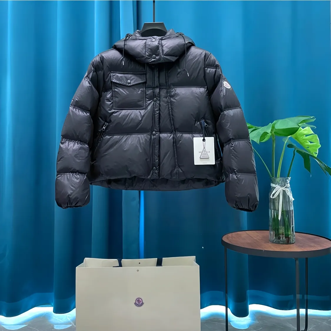 P960 Moncler➡️Mountain Mouth New Style🦢Goose Down Double-breasted Snap Hooded Down Jacket Jacket Women's MONCLER Moncler Meng Mouth Bursting Street New Product Design Fashionable and Versatile, Comfortable, Breathable, Mouth Down Jacket~Supports NFC chip sensor. Available simultaneously on the official website! This down jacket has a great sense of design and looks. You can buy it directly due to quality control. It’s a high-end product that you can’t go wrong with! Simple and elegant design ~ and engraved with 1ogo letters ~ the overall design makes this dress unique! It is made of imported technical fabrics and is filled with 90% white goose down. The texture and shape of the fabric are exquisite. You can feel its strong aura through the detailed pictures. It also has superior handsomeness and thermal insulation performance. It can be easily worn in various occasions! With polythermal insulation, you don’t have to worry about a little chill! The placket adopts a double-row zipper design, which is both fashionable and functional. It not only highlights the shape but also keeps warm. The design makes the whole style more luxurious!