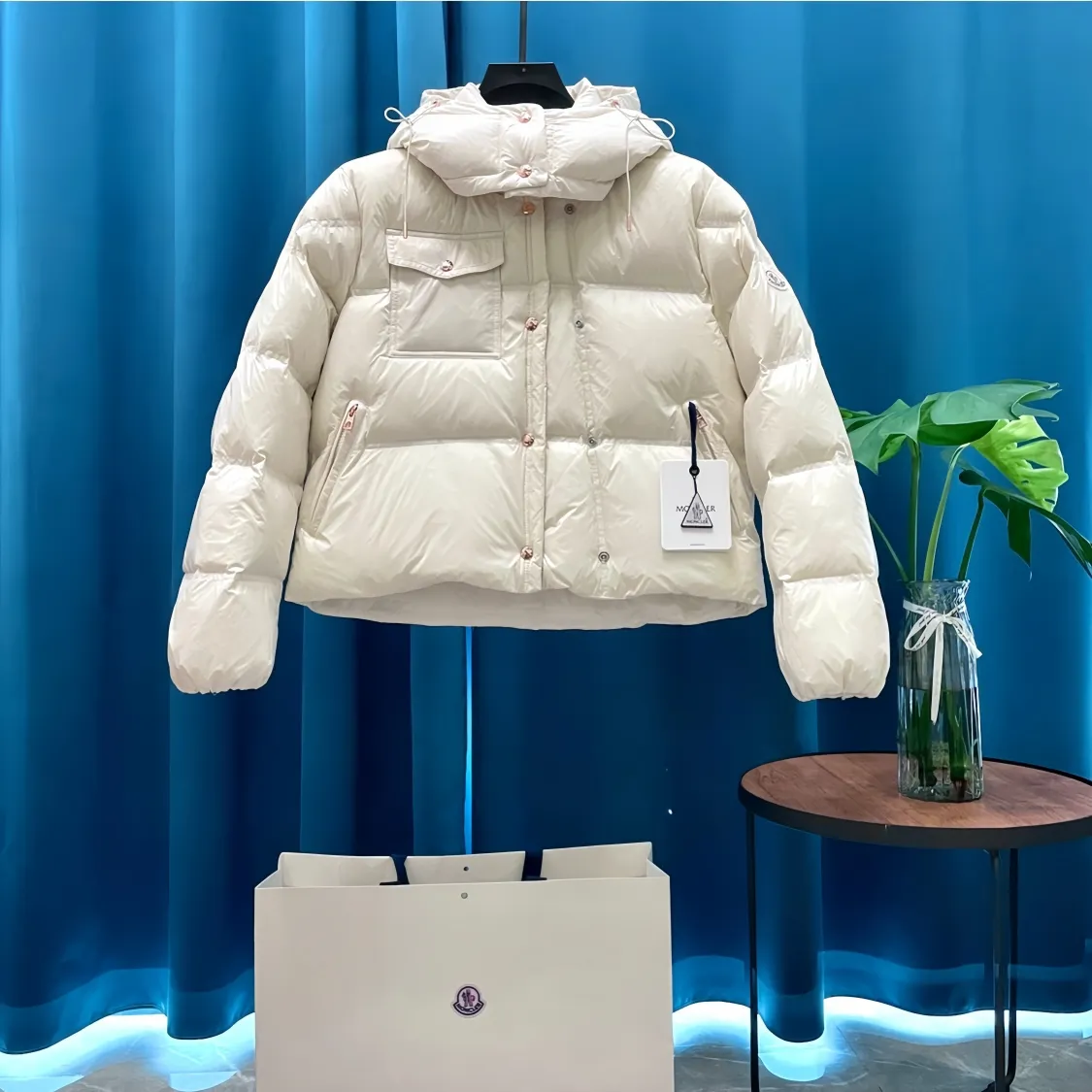 P960 Moncler➡️Mountain Mouth New Style🦢Goose Down Double-breasted Snap Hooded Down Jacket Jacket Women's MONCLER Moncler Meng Mouth Bursting Street New Product Design Fashionable and Versatile, Comfortable, Breathable, Mouth Down Jacket~Supports NFC chip sensor. Available simultaneously on the official website! This down jacket has a great sense of design and looks. You can buy it directly due to quality control. It’s a high-end product that you can’t go wrong with! Simple and elegant design ~ and engraved with 1ogo letters ~ the overall design makes this dress unique! It is made of imported technical fabrics and is filled with 90% white goose down. The texture and shape of the fabric are exquisite. You can feel its strong aura through the detailed pictures. It also has superior handsomeness and thermal insulation performance. It can be easily worn in various occasions! With polythermal insulation, you don’t have to worry about a little chill! The placket adopts a double-row zipper design, which is both fashionable and functional. It not only highlights the shape but also keeps warm. The design makes the whole style more luxurious!