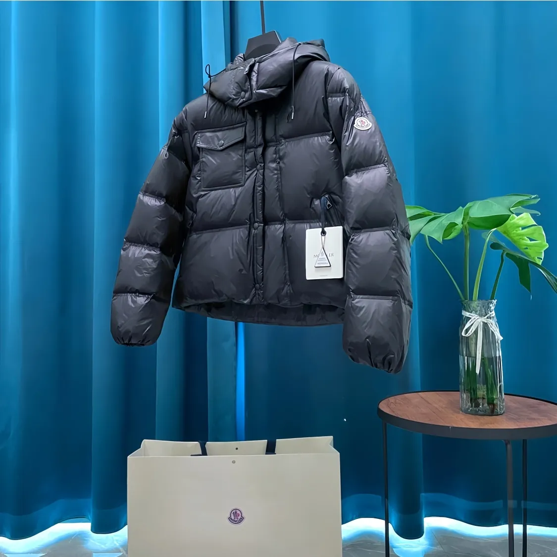 P960 Moncler➡️Mountain Mouth New Style🦢Goose Down Double-breasted Snap Hooded Down Jacket Jacket Women's MONCLER Moncler Meng Mouth Bursting Street New Product Design Fashionable and Versatile, Comfortable, Breathable, Mouth Down Jacket~Supports NFC chip sensor. Available simultaneously on the official website! This down jacket has a great sense of design and looks. You can buy it directly due to quality control. It’s a high-end product that you can’t go wrong with! Simple and elegant design ~ and engraved with 1ogo letters ~ the overall design makes this dress unique! It is made of imported technical fabrics and is filled with 90% white goose down. The texture and shape of the fabric are exquisite. You can feel its strong aura through the detailed pictures. It also has superior handsomeness and thermal insulation performance. It can be easily worn in various occasions! With polythermal insulation, you don’t have to worry about a little chill! The placket adopts a double-row zipper design, which is both fashionable and functional. It not only highlights the shape but also keeps warm. The design makes the whole style more luxurious!