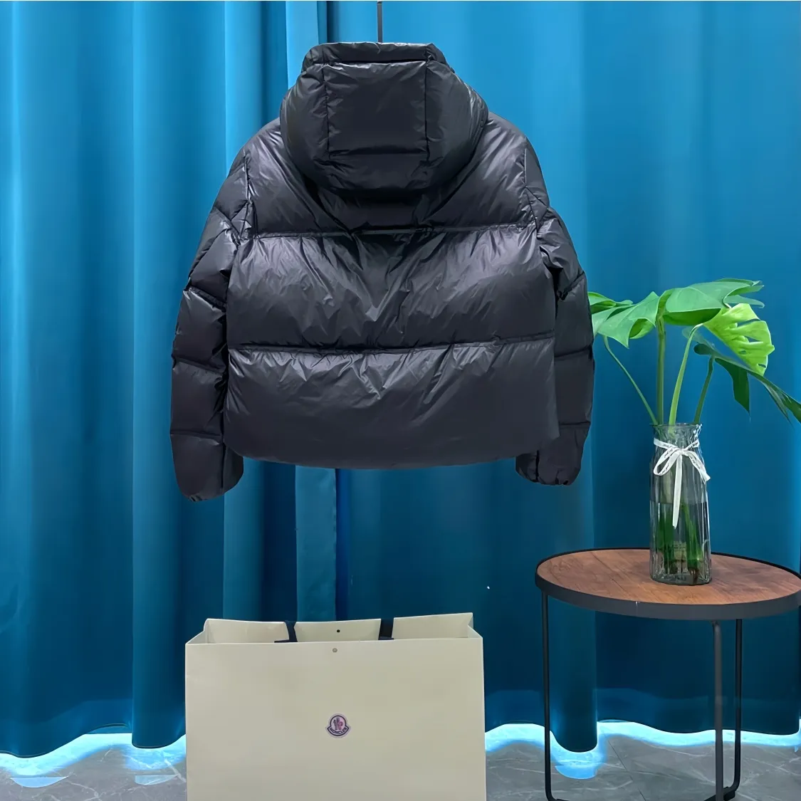 P960 Moncler➡️Mountain Mouth New Style🦢Goose Down Double-breasted Snap Hooded Down Jacket Jacket Women's MONCLER Moncler Meng Mouth Bursting Street New Product Design Fashionable and Versatile, Comfortable, Breathable, Mouth Down Jacket~Supports NFC chip sensor. Available simultaneously on the official website! This down jacket has a great sense of design and looks. You can buy it directly due to quality control. It’s a high-end product that you can’t go wrong with! Simple and elegant design ~ and engraved with 1ogo letters ~ the overall design makes this dress unique! It is made of imported technical fabrics and is filled with 90% white goose down. The texture and shape of the fabric are exquisite. You can feel its strong aura through the detailed pictures. It also has superior handsomeness and thermal insulation performance. It can be easily worn in various occasions! With polythermal insulation, you don’t have to worry about a little chill! The placket adopts a double-row zipper design, which is both fashionable and functional. It not only highlights the shape but also keeps warm. The design makes the whole style more luxurious!
