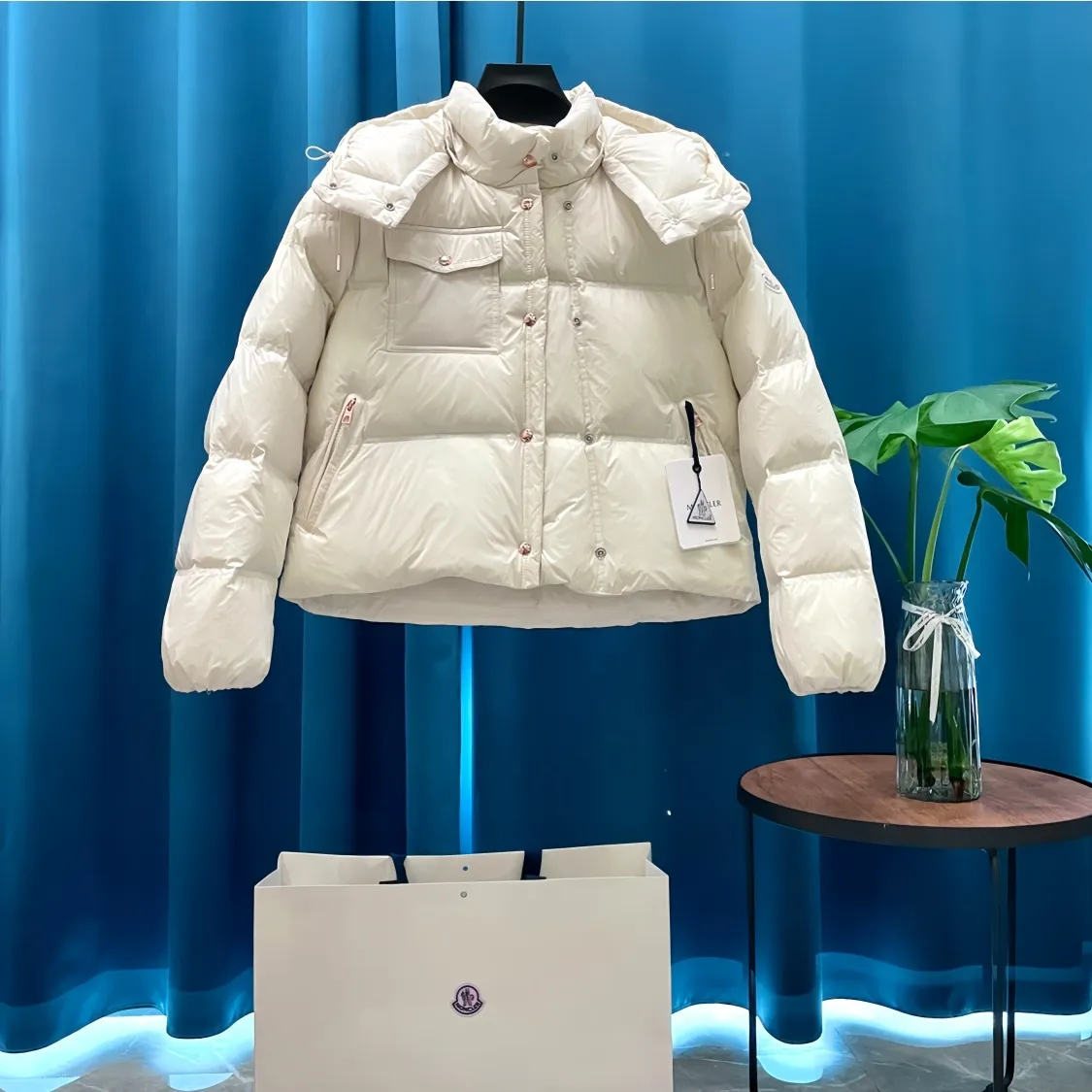 P960 Moncler➡️Mountain Mouth New Style🦢Goose Down Double-breasted Snap Hooded Down Jacket Jacket Women's MONCLER Moncler Meng Mouth Bursting Street New Product Design Fashionable and Versatile, Comfortable, Breathable, Mouth Down Jacket~Supports NFC chip sensor. Available simultaneously on the official website! This down jacket has a great sense of design and looks. You can buy it directly due to quality control. It’s a high-end product that you can’t go wrong with! Simple and elegant design ~ and engraved with 1ogo letters ~ the overall design makes this dress unique! It is made of imported technical fabrics and is filled with 90% white goose down. The texture and shape of the fabric are exquisite. You can feel its strong aura through the detailed pictures. It also has superior handsomeness and thermal insulation performance. It can be easily worn in various occasions! With polythermal insulation, you don’t have to worry about a little chill! The placket adopts a double-row zipper design, which is both fashionable and functional. It not only highlights the shape but also keeps warm. The design makes the whole style more luxurious!
