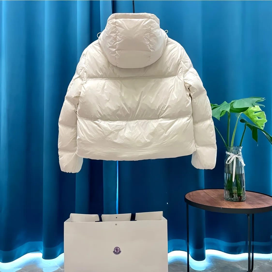 P960 Moncler➡️Mountain Mouth New Style🦢Goose Down Double-breasted Snap Hooded Down Jacket Jacket Women's MONCLER Moncler Meng Mouth Bursting Street New Product Design Fashionable and Versatile, Comfortable, Breathable, Mouth Down Jacket~Supports NFC chip sensor. Available simultaneously on the official website! This down jacket has a great sense of design and looks. You can buy it directly due to quality control. It’s a high-end product that you can’t go wrong with! Simple and elegant design ~ and engraved with 1ogo letters ~ the overall design makes this dress unique! It is made of imported technical fabrics and is filled with 90% white goose down. The texture and shape of the fabric are exquisite. You can feel its strong aura through the detailed pictures. It also has superior handsomeness and thermal insulation performance. It can be easily worn in various occasions! With polythermal insulation, you don’t have to worry about a little chill! The placket adopts a double-row zipper design, which is both fashionable and functional. It not only highlights the shape but also keeps warm. The design makes the whole style more luxurious!