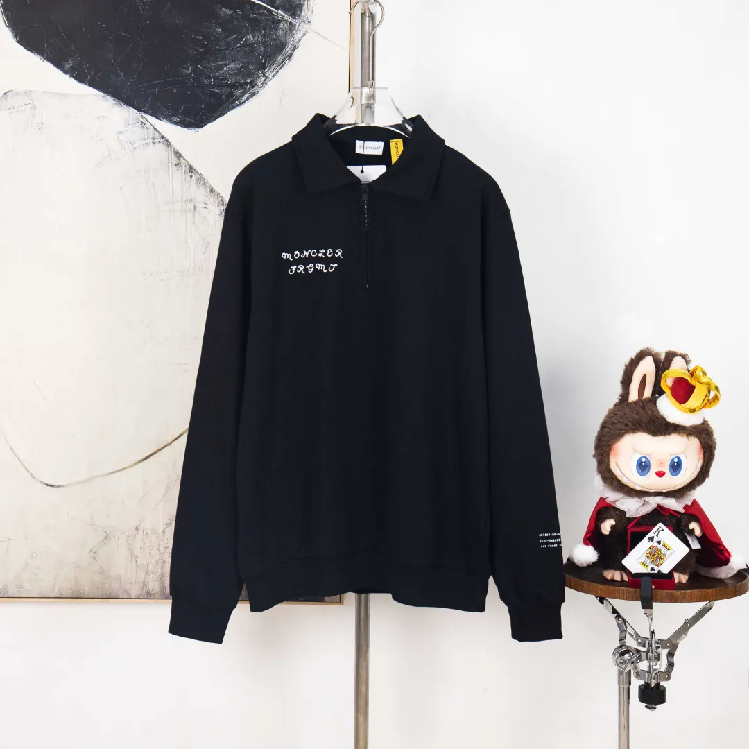 P390 zp version [Exclusive supply] MONCLER Mouth Embroidery Printed Lapel Sweater Fabric: Made of 380g brushed sweatshirt terry, the fabric is brushed to make the surface feel softer and smoother. The thread is matched with 1*1 double yarn thread. Craftsmanship: The embroidery uses flat lines and is embellished with brand embroidered letters. The armband is made of sheepskin composite embroidery technology. Technology: The lower part of the sleeve is printed with artificial glue and ultra-fine film screen. This sweatshirt is made of cotton fleece fabric and is an everyday basic item in the Monclerx FRGMT co-creation series. Moncler Genius design piece with logo embroidery. Wear with matching bottoms for a complete look. Collar made of cotton fleece fabric Half-zip closure Logo printing and embroidery details Accessories: Customized 1:1 washed logo Accessories: Customized 1:1 embroidered armbands Craftsmanship: Customized 1:1 three-dimensional embroidery Craftsmanship: Customized 1:1 printing crafts Color: Black Size: S M L XL Number: XS10208