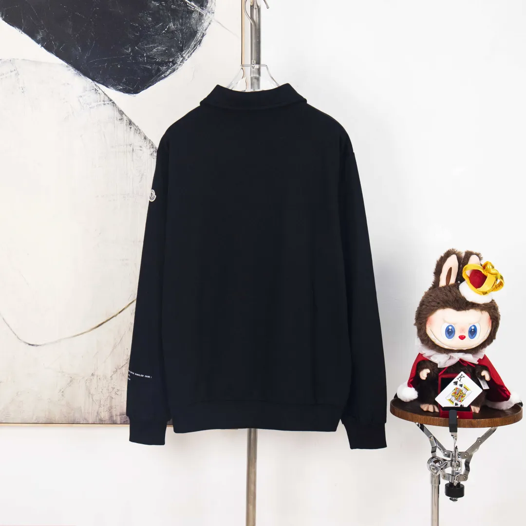 P390 zp version [Exclusive supply] MONCLER Mouth Embroidery Printed Lapel Sweater Fabric: Made of 380g brushed sweatshirt terry, the fabric is brushed to make the surface feel softer and smoother. The thread is matched with 1*1 double yarn thread. Craftsmanship: The embroidery uses flat lines and is embellished with brand embroidered letters. The armband is made of sheepskin composite embroidery technology. Technology: The lower part of the sleeve is printed with artificial glue and ultra-fine film screen. This sweatshirt is made of cotton fleece fabric and is an everyday basic item in the Monclerx FRGMT co-creation series. Moncler Genius design piece with logo embroidery. Wear with matching bottoms for a complete look. Collar made of cotton fleece fabric Half-zip closure Logo printing and embroidery details Accessories: Customized 1:1 washed logo Accessories: Customized 1:1 embroidered armbands Craftsmanship: Customized 1:1 three-dimensional embroidery Craftsmanship: Customized 1:1 printing crafts Color: Black Size: S M L XL Number: XS10208