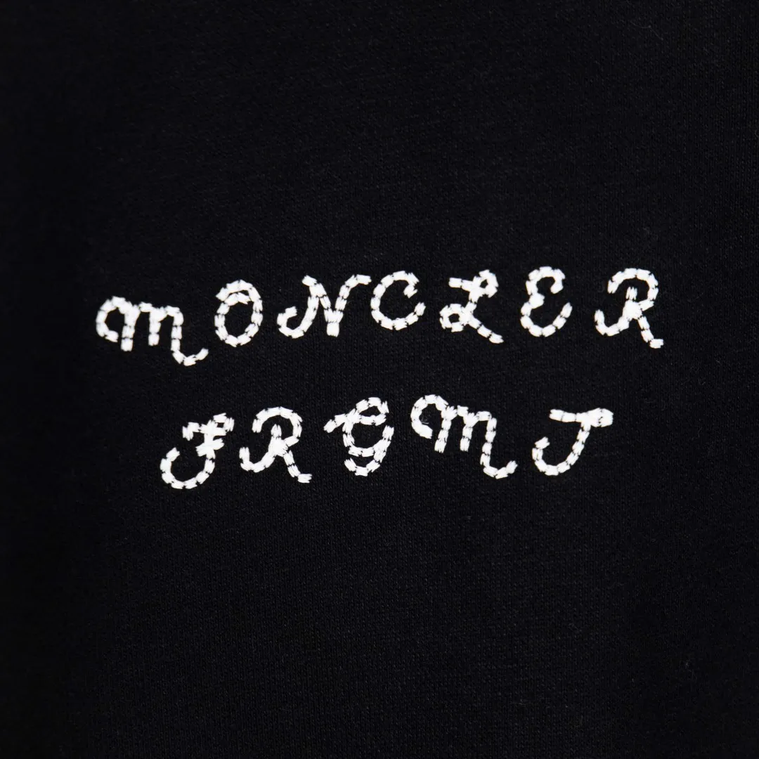 P390 zp version [Exclusive supply] MONCLER Mouth Embroidery Printed Lapel Sweater Fabric: Made of 380g brushed sweatshirt terry, the fabric is brushed to make the surface feel softer and smoother. The thread is matched with 1*1 double yarn thread. Craftsmanship: The embroidery uses flat lines and is embellished with brand embroidered letters. The armband is made of sheepskin composite embroidery technology. Technology: The lower part of the sleeve is printed with artificial glue and ultra-fine film screen. This sweatshirt is made of cotton fleece fabric and is an everyday basic item in the Monclerx FRGMT co-creation series. Moncler Genius design piece with logo embroidery. Wear with matching bottoms for a complete look. Collar made of cotton fleece fabric Half-zip closure Logo printing and embroidery details Accessories: Customized 1:1 washed logo Accessories: Customized 1:1 embroidered armbands Craftsmanship: Customized 1:1 three-dimensional embroidery Craftsmanship: Customized 1:1 printing crafts Color: Black Size: S M L XL Number: XS10208