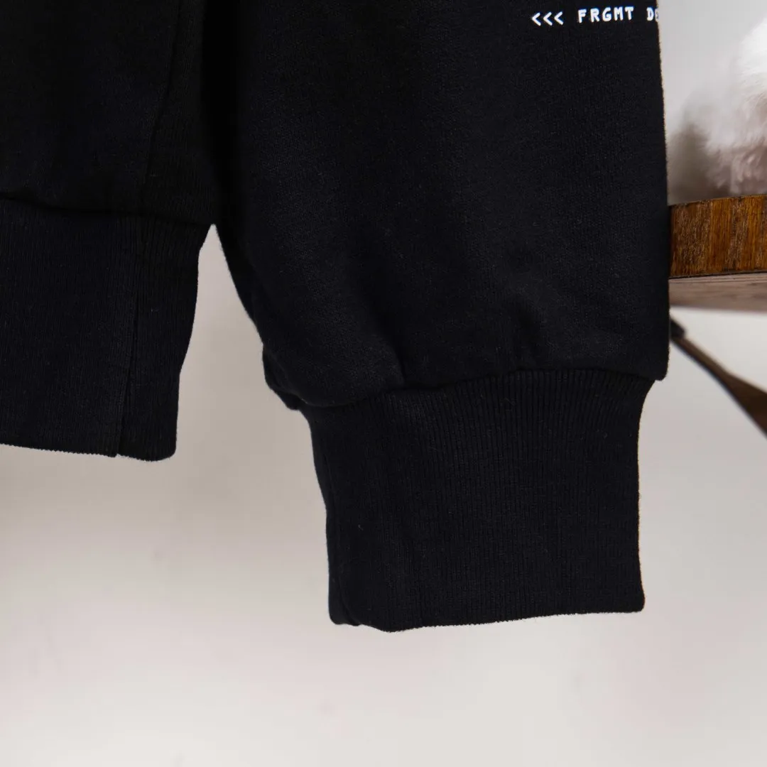 P390 zp version [Exclusive supply] MONCLER Mouth Embroidery Printed Lapel Sweater Fabric: Made of 380g brushed sweatshirt terry, the fabric is brushed to make the surface feel softer and smoother. The thread is matched with 1*1 double yarn thread. Craftsmanship: The embroidery uses flat lines and is embellished with brand embroidered letters. The armband is made of sheepskin composite embroidery technology. Technology: The lower part of the sleeve is printed with artificial glue and ultra-fine film screen. This sweatshirt is made of cotton fleece fabric and is an everyday basic item in the Monclerx FRGMT co-creation series. Moncler Genius design piece with logo embroidery. Wear with matching bottoms for a complete look. Collar made of cotton fleece fabric Half-zip closure Logo printing and embroidery details Accessories: Customized 1:1 washed logo Accessories: Customized 1:1 embroidered armbands Craftsmanship: Customized 1:1 three-dimensional embroidery Craftsmanship: Customized 1:1 printing crafts Color: Black Size: S M L XL Number: XS10208
