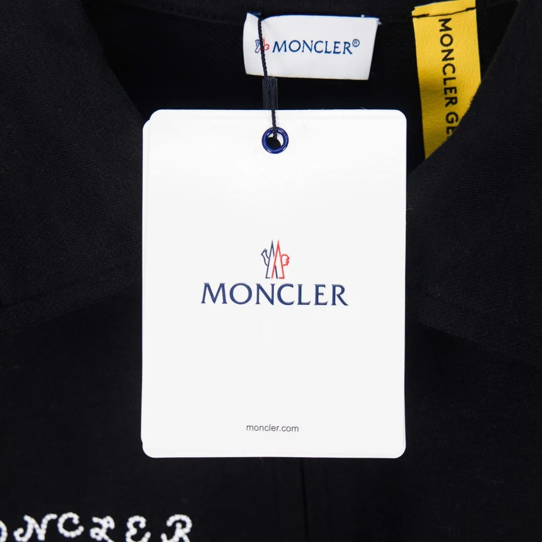 P390 zp version [Exclusive supply] MONCLER Mouth Embroidery Printed Lapel Sweater Fabric: Made of 380g brushed sweatshirt terry, the fabric is brushed to make the surface feel softer and smoother. The thread is matched with 1*1 double yarn thread. Craftsmanship: The embroidery uses flat lines and is embellished with brand embroidered letters. The armband is made of sheepskin composite embroidery technology. Technology: The lower part of the sleeve is printed with artificial glue and ultra-fine film screen. This sweatshirt is made of cotton fleece fabric and is an everyday basic item in the Monclerx FRGMT co-creation series. Moncler Genius design piece with logo embroidery. Wear with matching bottoms for a complete look. Collar made of cotton fleece fabric Half-zip closure Logo printing and embroidery details Accessories: Customized 1:1 washed logo Accessories: Customized 1:1 embroidered armbands Craftsmanship: Customized 1:1 three-dimensional embroidery Craftsmanship: Customized 1:1 printing crafts Color: Black Size: S M L XL Number: XS10208