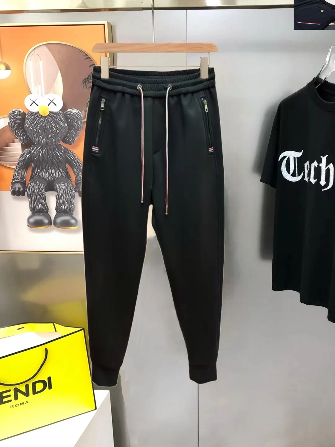 P310 Moncler 💥High-end version🔥Exclusively for new casual trousers! The custom-made fabrics at the counter are highly breathable and comfortable, with impeccable details and brand element design concepts, reflecting high quality. It feels delicate and soft! It presents a casual cut and the upper body shape is great! Size:M-3XL