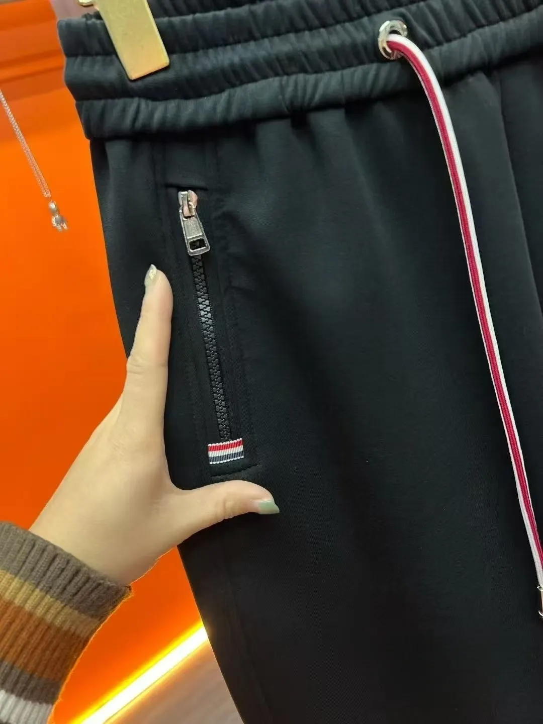 P310 Moncler 💥High-end version🔥Exclusively for new casual trousers! The custom-made fabrics at the counter are highly breathable and comfortable, with impeccable details and brand element design concepts, reflecting high quality. It feels delicate and soft! It presents a casual cut and the upper body shape is great! Size:M-3XL