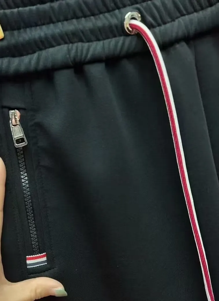 P310 Moncler 💥High-end version🔥Exclusively for new casual trousers! The custom-made fabrics at the counter are highly breathable and comfortable, with impeccable details and brand element design concepts, reflecting high quality. It feels delicate and soft! It presents a casual cut and the upper body shape is great! Size:M-3XL