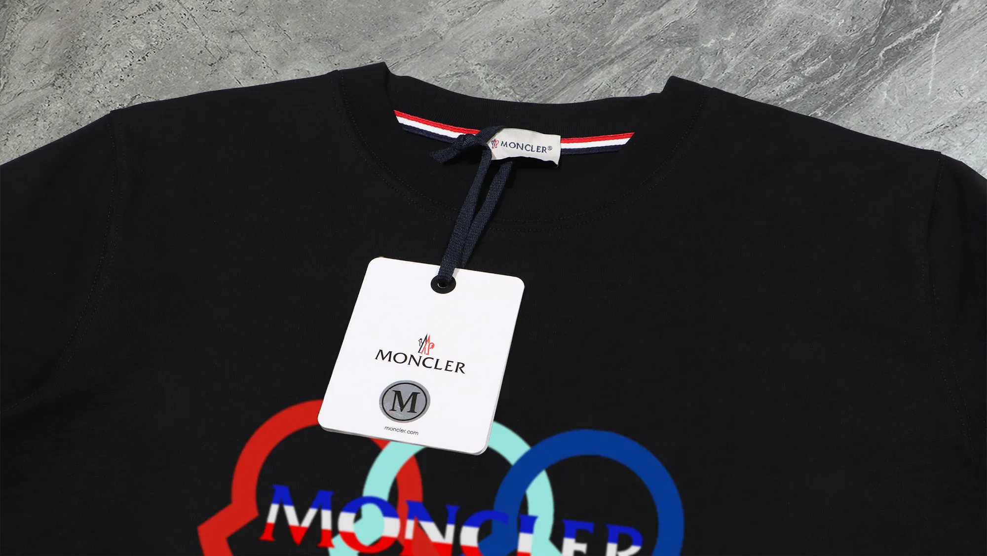 P210 High-version sweatshirt) [Long-term stock] 〖𝐌𝐎𝐍𝐂𝐋𝐄𝐑~Mask〗 Made of 440g heavy-weight fabric. It is different from the market currency. It can be matched with any variety and is properly handsome. 😎The whole dress is made of double waistcoats. The double waistcoats make the whole dress more three-dimensional. Not ordinary factories can do such fine work. 2025 Spring runway version of the T stage, on sale at the counter, round neck terry sweatshirt, high-end double-strand pure cotton, custom-made stretch ribs, dyed in the same vat, complete with three standards, matched with exquisite embroidered LOGO on the chest, simple and advanced, same style for men and women. Color: black, apricot, white, size: S M L XL 2XL