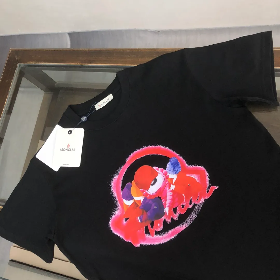 P160 🔥MONCLER The latest short-sleeved T-shirt for couples ~ brand new element pattern printing design ~ the fabric upper body is comfortable and breathable, not stiff, slim cut, made of high-end custom-made pure cotton fabric! The upper body is comfortable and stylish, and it can be worn alone as an inner layer. It is a must-have for fashionistas! ! ! Color: black white Size: S～XL (loose version, please state your height and weight when placing an order)